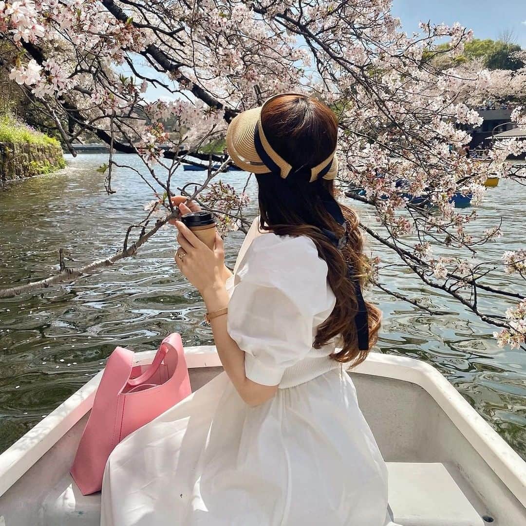 RiLiさんのインスタグラム写真 - (RiLiInstagram)「この時期ならでは🫧桜の見える公園で ボートデートを楽しもう🌸🚣  桜を見に公園に行ったなら 合わせてやってみたいのが ボート体験🫱🏼‍🫲🏻  友達と力を合わせて漕ぐ スワンボート🦢も楽しいし 手漕ぎボート🚣🏻‍♂️なら 桜を見渡せちゃうよ🌸  Edit by RiLi編集部🐰 mido @‌aosimmdr   ❣️❣️❣️⁣  RiLi.tokyoはみんなの⁣ 「なりたい」「やりたい」を応援💡⁣ ⁣ かわいいコーデやアイテム⁣ 注目スポットなどが撮れたら⁣ ハッシュタグ→#rili_tokyo を付けて投稿してね❗⁣⁣ RiLiで紹介しちゃうかも🤭⁣ ⁣⁣ Special Thanks💋 Photo by⁣⁣  @ammmmi___1128 @alicia__gram @__ange02 @_shiori_tsuchida_ @kae_de524  #rili_tokyo #おしゃれさんと繋がりたい #お洒落さんと繋がりたい #ファッション #패션스타그램 #ootd #outfit #桜フォト #公園遊び #公園巡り #公園コーデ #公園デート #桜満開 #桜 #桜スポット #ボートデート #スワンボート #手漕ぎボート」4月11日 21時00分 - rili.tokyo