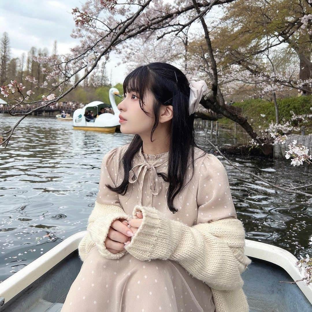 RiLiさんのインスタグラム写真 - (RiLiInstagram)「この時期ならでは🫧桜の見える公園で ボートデートを楽しもう🌸🚣  桜を見に公園に行ったなら 合わせてやってみたいのが ボート体験🫱🏼‍🫲🏻  友達と力を合わせて漕ぐ スワンボート🦢も楽しいし 手漕ぎボート🚣🏻‍♂️なら 桜を見渡せちゃうよ🌸  Edit by RiLi編集部🐰 mido @‌aosimmdr   ❣️❣️❣️⁣  RiLi.tokyoはみんなの⁣ 「なりたい」「やりたい」を応援💡⁣ ⁣ かわいいコーデやアイテム⁣ 注目スポットなどが撮れたら⁣ ハッシュタグ→#rili_tokyo を付けて投稿してね❗⁣⁣ RiLiで紹介しちゃうかも🤭⁣ ⁣⁣ Special Thanks💋 Photo by⁣⁣  @ammmmi___1128 @alicia__gram @__ange02 @_shiori_tsuchida_ @kae_de524  #rili_tokyo #おしゃれさんと繋がりたい #お洒落さんと繋がりたい #ファッション #패션스타그램 #ootd #outfit #桜フォト #公園遊び #公園巡り #公園コーデ #公園デート #桜満開 #桜 #桜スポット #ボートデート #スワンボート #手漕ぎボート」4月11日 21時00分 - rili.tokyo