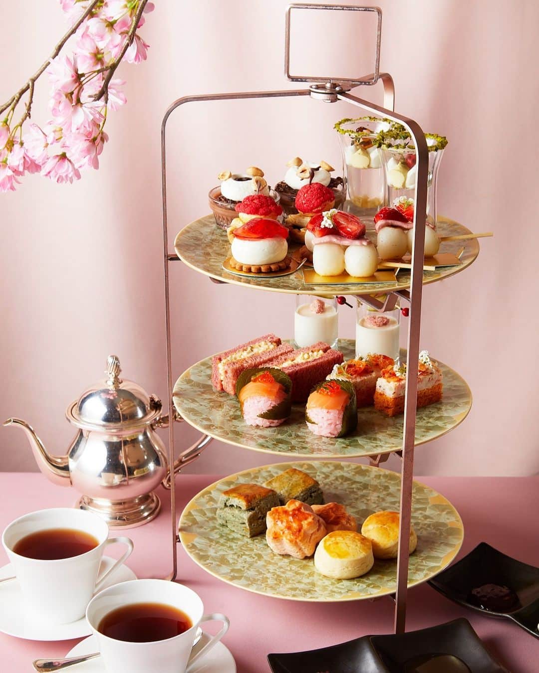 のインスタグラム：「都内では桜が満開の時期を終えてしまいましたが、季節限定のアフタヌーンティーやパフェででお花見気分を味わいませんか？⁣ ⁣ ピンクや赤をアクセントに桜の香りを添えた「桜アフタヌーンティー」は、アスパラガスや桜海老など旬の食材を使用。⁣ ⁣ 春仕様の「桜パフェ」は、印象的な桜型のチョコレート、とちおとめのアイスクリームにルビーチョコレートのホイップクリームと苺、ガトーショコラなどを重ね、様々な食感と味のレイヤーをお楽しみいただけます。⁣ ⁣ 春らしい彩りとともに、季節の味をご堪能ください。⁣ ⁣ The peak season of cherry blossoms in Tokyo passed, but why not enjoy the cherry blossom viewing with a seasonal afternoon tea or parfait?⁣ ⁣ "Sakura Afternoon Tea", which is accented with pink and red and garnished with the scent of cherry blossoms, uses seasonal ingredients such as asparagus and sakura shrimp.⁣ ⁣ “Sakura Parfait” has become a spring specification, is an impressive cherry blossom-shaped chocolate, Tochiotome ice cream, ruby chocolate whipped cream, strawberries, gateau chocolate, etc. Layered with various textures and flavours. ⁣ ⁣ Indulge in the taste of the season with the colours of spring.⁣ ⁣ #shangrilacircle #myshangrila #shangrilahotels #shangrila #shangrilatokyo #tokyotravel #tokyostation #afternoontea #sakura #spring #シャングリラ #シャングリラ東京 #シャングリラサークル #東京駅 #丸の内 #大手町 #アフタヌーンティー #ヌン活 #桜 #春」