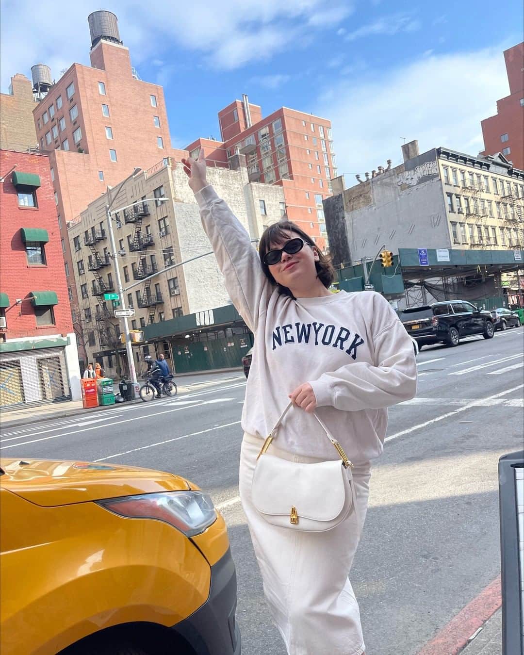 コチネレのインスタグラム：「What a pair! There's nothing @moustachic and @aliceperrella can't do with a Coccinelle bag by their side. Aren’t they cool?  #CoccinelleGoestoNY #SS23 #CoccinelleMagie #CoccinellePriscilla」