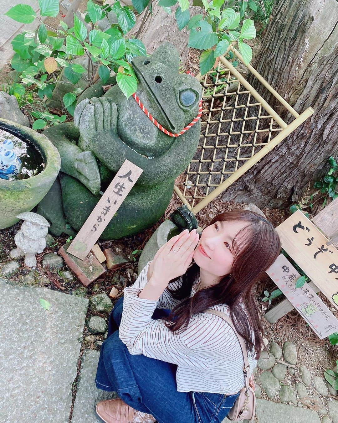 岸田麻佑のインスタグラム：「♡ かえる寺として有名な 如意輪寺に行ってきた！ . 元気が🐸、幸せが🐸 . 沢山のhappyな言葉たちが あちこちに飾られてるので パワーいただいて帰ってきたよ♡ . #福岡 #小郡  #福岡観光 #九州旅行  #如意輪寺 #かえる寺  #fukuoka #fuk #🐸」