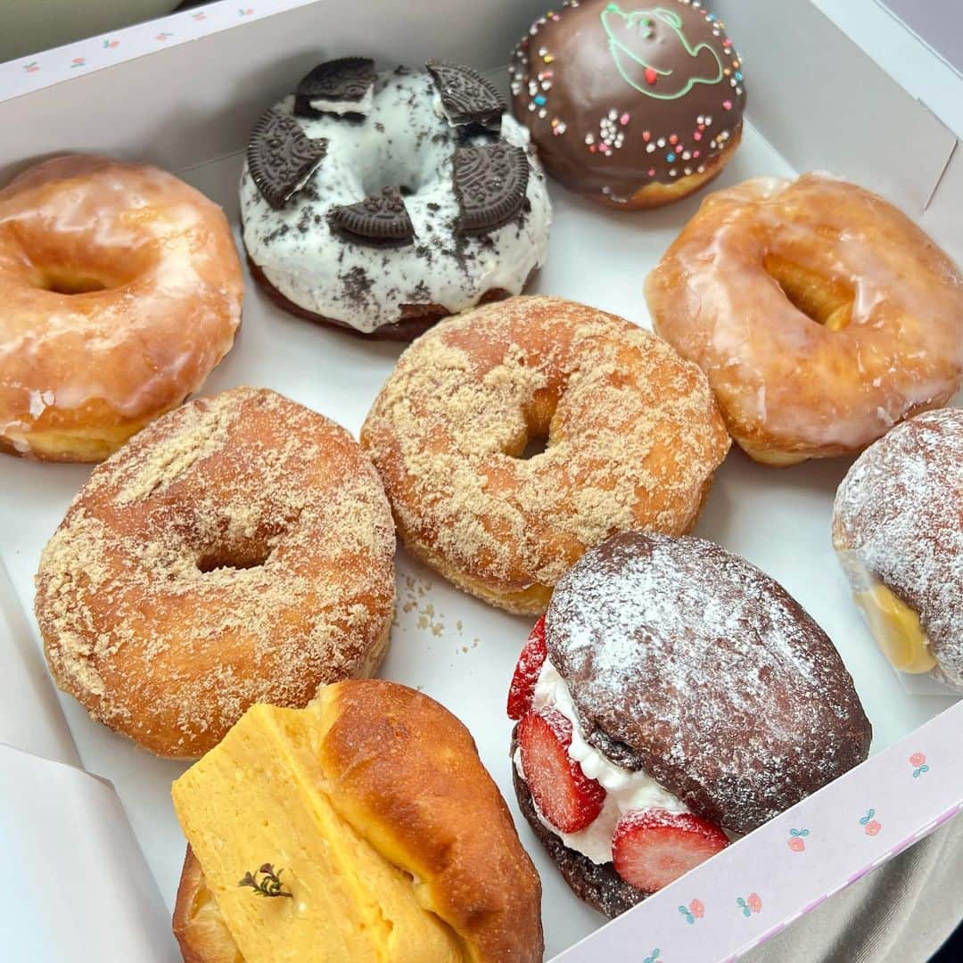 尾上美月のインスタグラム：「最近ドーナツにハマりまくってます🍩😎💖 このドーナツふわっふわで最高に美味しかった！！ 朝早くから並んだ甲斐がありました❤️🤤  東京・長崎で美味しいドーナツ屋さん知ってる方、是非教えてください🤍🥰  #ドーナツ #dounuts #ドーナツ屋さん #ドーナツ専門店 #ドーナツ好きな人と繋がりたい #instafood #カフェ #fyp」