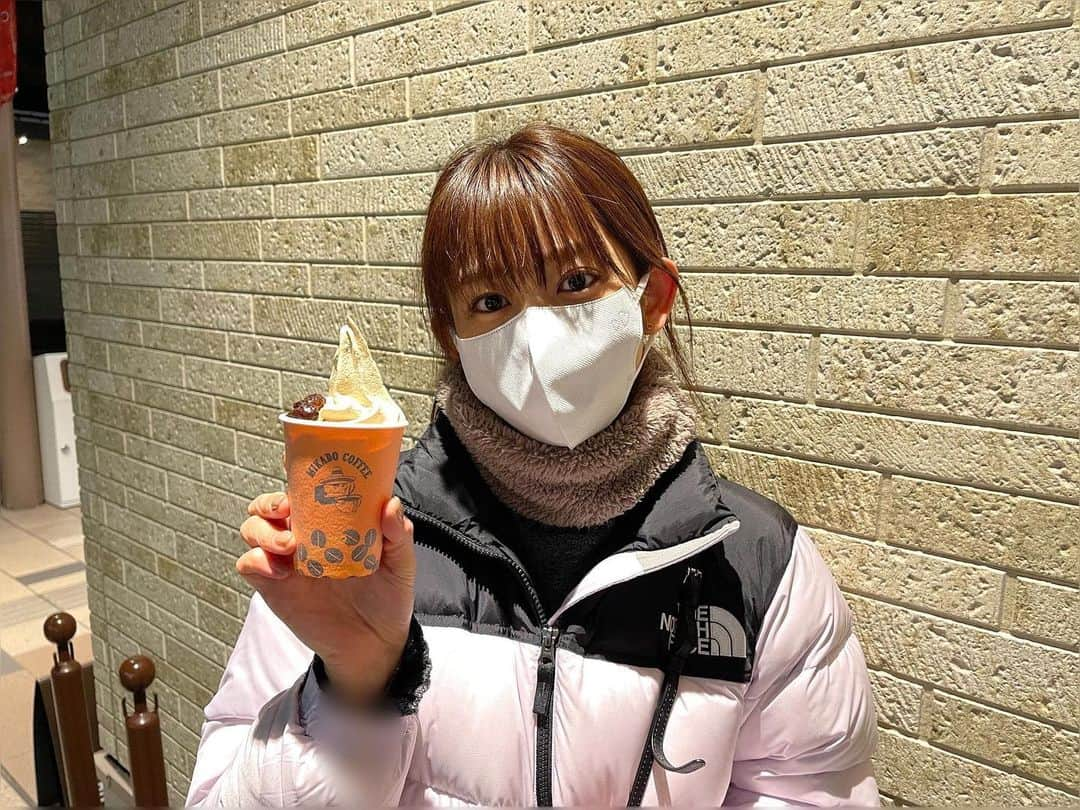 尾関梨香のインスタグラム：「質問で答えたミカド珈琲のモカソフト🍦 これは地方の店舗で食べました〜  みんなは食べ物で何が好きですか〜🤔  #ミカド珈琲 #ozegram #たべものシリーズ」