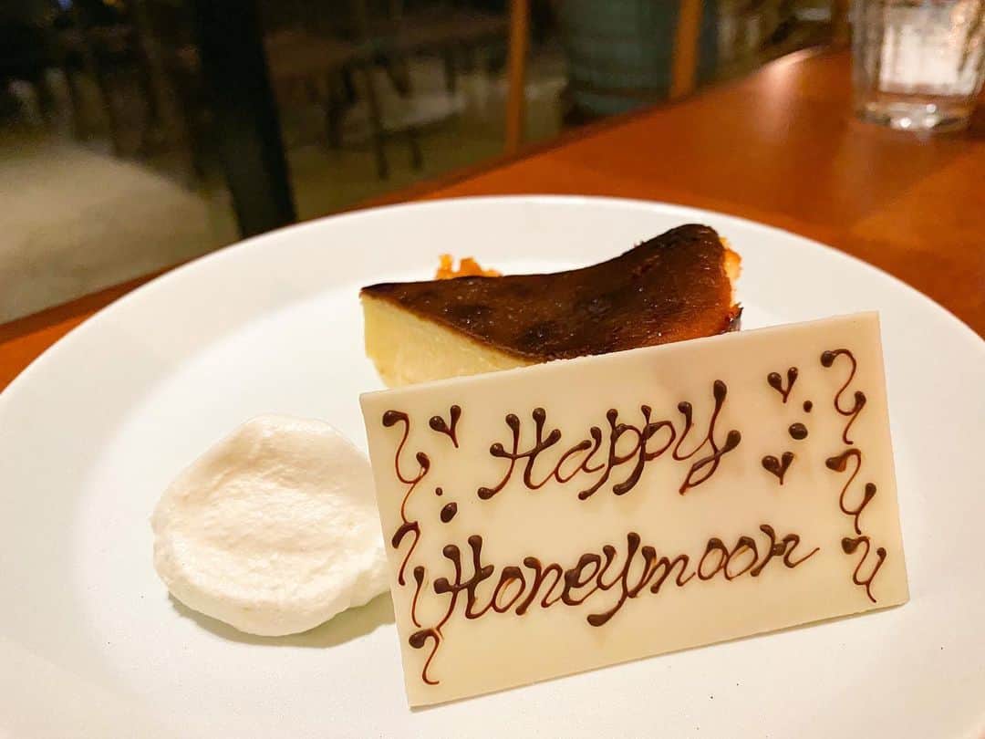 しほこさんのインスタグラム写真 - (しほこInstagram)「❤︎* ⁡ ⁡ 1泊目のディナーは ヒルサイドグリルレストラン🥂 ⁡ ⁡ 全部美味しかったけど いくらとキャビアがもう…🤤❤️ ⁡ チーズケーキもめちゃくちゃ美味しくて ホールで食べたかった…🫶🏻 お店側からサプライズでプレートも😳 嬉しかったなぁ💓 ⁡ ⁡ #新婚旅行 #新婚 #ハネムーン #honeymoon #ヒルサイドグリルレストラン #ディナー #メインダイニング #イタリア料理 #メキシコ料理 #竹富島産クルマエビとボイルドシュリンプカクテル #ボロネーゼ #骨付き豚ロースと島野菜のグリル #バスクチーズケーキ #沖縄グルメ #沖縄ディナー #沖縄 #沖縄旅行 #沖縄観光 #okinawa #旅行 #日和オーシャンリゾート沖縄 #日和 #hiyori #hiyoriオーシャンリゾート沖縄 #hiyorioceanresortokinawa #リゾート #リゾートホテル #オーシャンビュー #20221117」4月11日 21時03分 - shihoko0922