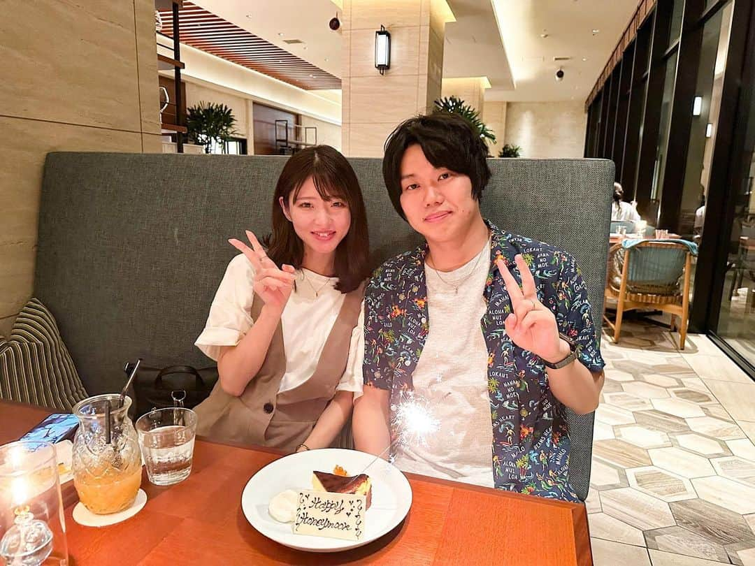 しほこのインスタグラム：「❤︎* ⁡ ⁡ 1泊目のディナーは ヒルサイドグリルレストラン🥂 ⁡ ⁡ 全部美味しかったけど いくらとキャビアがもう…🤤❤️ ⁡ チーズケーキもめちゃくちゃ美味しくて ホールで食べたかった…🫶🏻 お店側からサプライズでプレートも😳 嬉しかったなぁ💓 ⁡ ⁡ #新婚旅行 #新婚 #ハネムーン #honeymoon #ヒルサイドグリルレストラン #ディナー #メインダイニング #イタリア料理 #メキシコ料理 #竹富島産クルマエビとボイルドシュリンプカクテル #ボロネーゼ #骨付き豚ロースと島野菜のグリル #バスクチーズケーキ #沖縄グルメ #沖縄ディナー #沖縄 #沖縄旅行 #沖縄観光 #okinawa #旅行 #日和オーシャンリゾート沖縄 #日和 #hiyori #hiyoriオーシャンリゾート沖縄 #hiyorioceanresortokinawa #リゾート #リゾートホテル #オーシャンビュー #20221117」