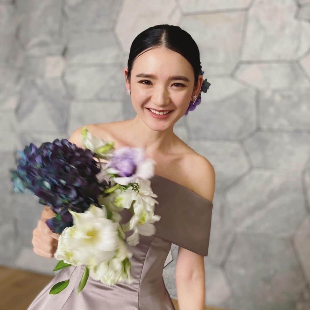 石坂友里のインスタグラム：「@tokyokaikan_wedding  @takamibridal_costume  会場もドレスもとーっても素敵すぎる撮影でした🐰🤍⛪️  넘넘 이쁜 촬영였어요 🤍🤍」