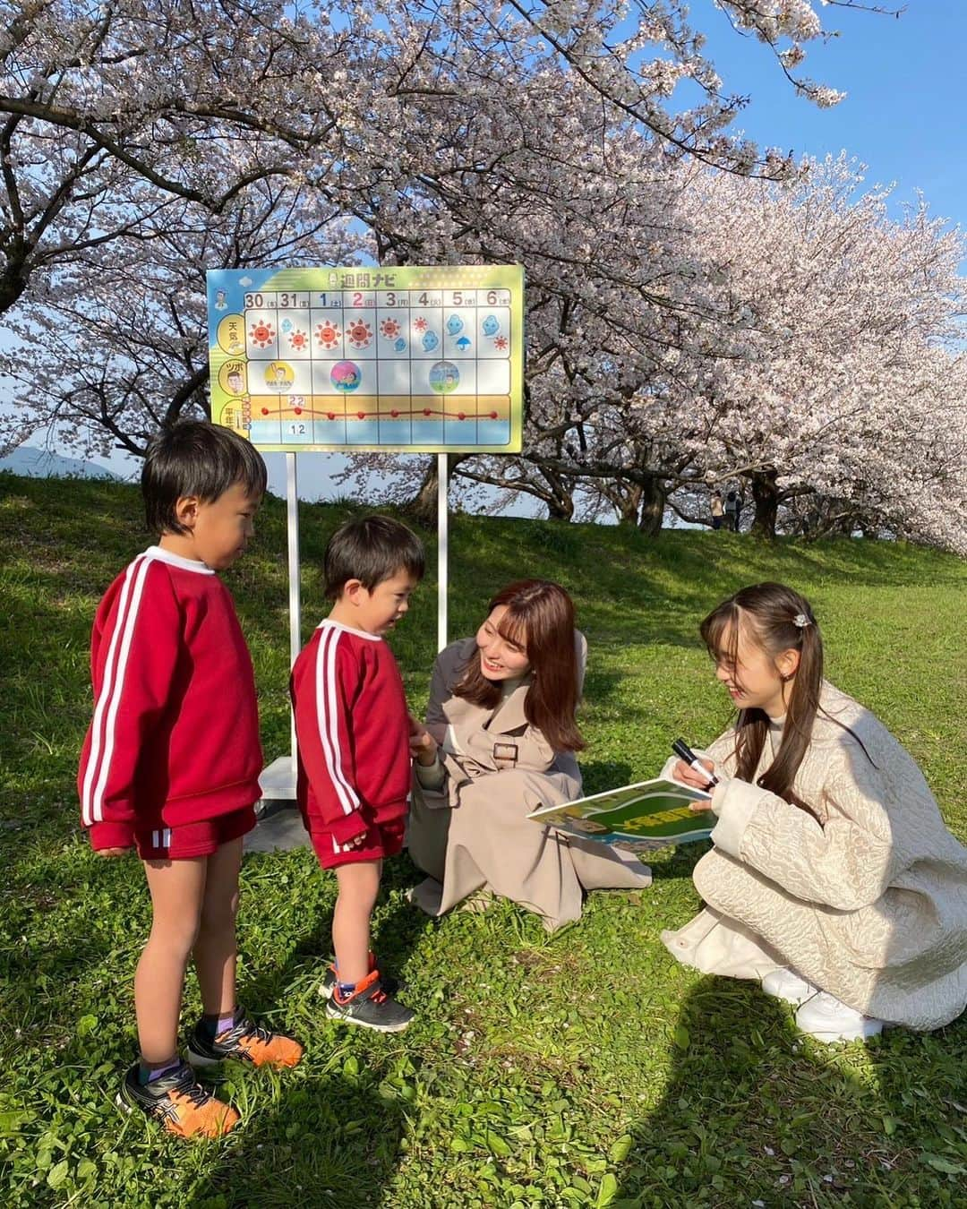 山下七子さんのインスタグラム写真 - (山下七子Instagram)「こんばんは🌙 今日も1日お疲れ様でした🦉  月に１度のお楽しみ！お天気中継🚗☀️ なんと！４月からは週に1度皆さんのお住まいの地域に行き生放送でお天気とその地域の魅力をお伝えさせて頂けることになりました🌈✨  ふるさとwishのポスター撮影でこれまで様々な地域を訪れて福岡県の中には魅力的な市町村が沢山あるんだなと知るきっかけになったのでとっても嬉しく思います☺️  今回はうきは市の流川の桜並木からお伝えさせて頂きました🌸🌸🌸👨‍👧‍👧 桜のトンネルにいるようでひらひらと散る桜がまた風情があって綺麗でした✨ どの角度から見てもとっても綺麗なのでおすすめスポットです！！  そして実は3人揃ってのお天気中継は最後だったんです、、、🥹🥹 中々3人揃うことがないのでレアな気がしていていつも新鮮な気持ちで楽しく中継させて頂いていました！💫  お天気中継ですが私は隔月の奇数月に担当させて頂きます☀️よろしくお願いします！！  色んな市町村に行けるの楽しみすぎる〜✨ これから福岡県の魅力をさらに発見そして 発信していけけるように頑張ります✊🏻✊🏻  #アサデス#アサデスKBC#KBC#福岡県#ふるさとwish#うきは市#お天気コーナー#お天気お姉さん#春コーデ#流川#桜並木#桜#外ハネミディアム」4月11日 21時14分 - yamashita_nanako