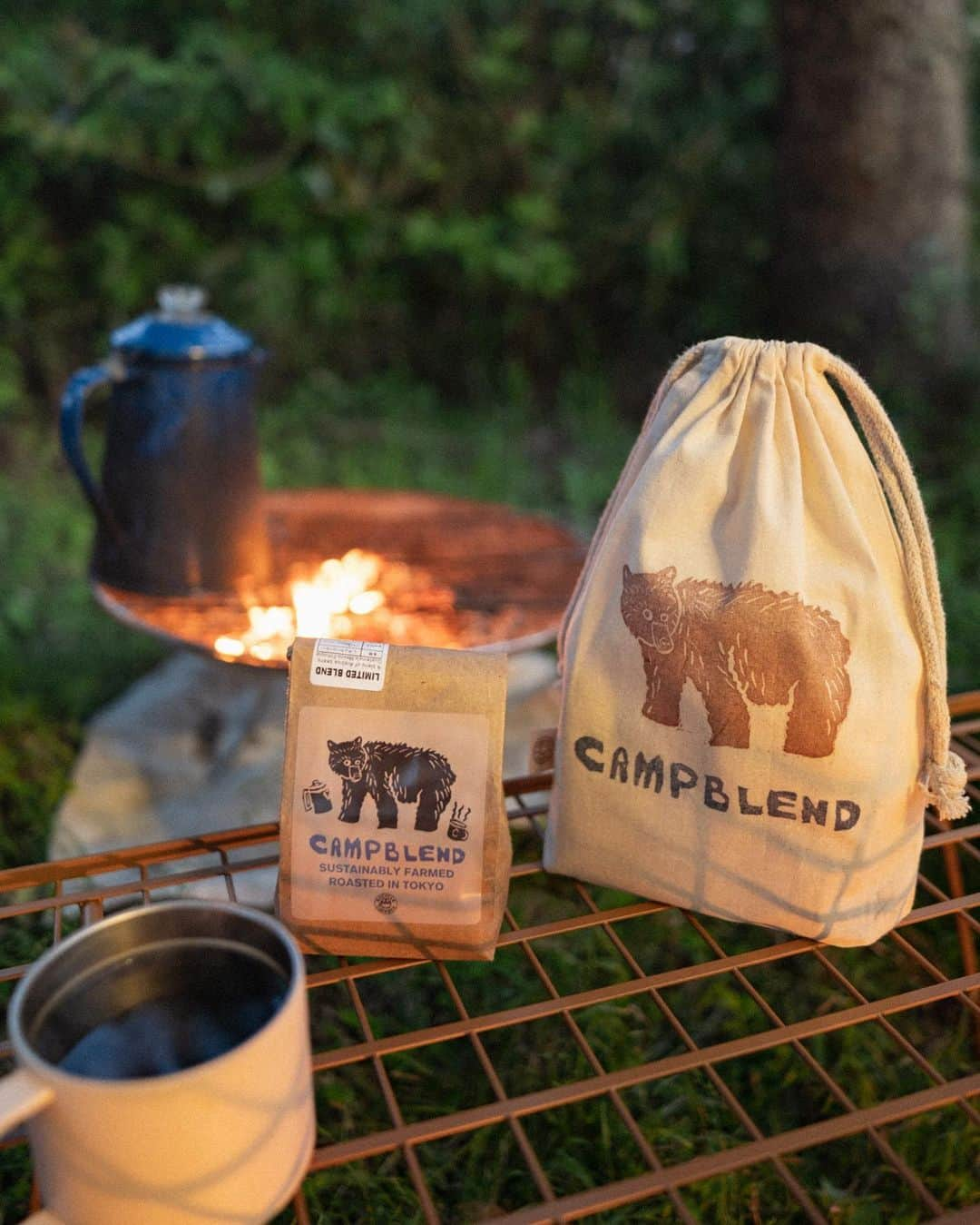 Y U R I Eのインスタグラム：「Bicycle Coffee Tokyo x YURIE “CAMP BLEND” ⛺️☕️  @bicyclecoffeetokyo とコラボレーションしたコーヒー CAMP BLEND が今週15日から発売スタートします🚲  コーヒーのコラボレーションは、人生初の試み！ スタッフのみなさんと豆の調合をどのような割合にしていくか話し合い🗣 色んな種類のコーヒーを家でもキャンプでもたくさん飲んで比べてのんでくらべて…なやみすぎた😇 　 その結果！ グアテマラ産のフルーティーな浅煎り豆を全面に押し出した調合のブレンドにしました❣️  コーヒーの実が持つ本来の甘みが感じられる、爽やかなコーヒーです☕️🍒 エスプレッソ、アイスコーヒーで飲んでも美味しいです！ キャンプで色々な飲み方を楽しめるかと思います☺️💕  パッケージデザインは、 カナダ旅行で撮影したグリズリーの写真を版画にしてプリント🐻🌲🇨🇦CAMP BLENDの文字も版画です。一生懸命、彫りました！  ギフト用にも選んでもらえるようにと、オーガニックコットンの巾着のセットも数量限定で準備しています☺️（こちらは1個ずつ、グリズリーの版画をわたしが手押しします♡）  Bicycle Coffee Tokyo オンラインストアにて 2023年 4月 15日 正午から発売開始です🗓  #bicyclecoffee  #bicyclecoffeetokyo #coffeetime  #バイシクルコーヒー #バイシクルコーヒートーキョー #サステナブルコーヒー #コーヒー #キャンプ #キャンプコーヒー #コーヒー豆販売」