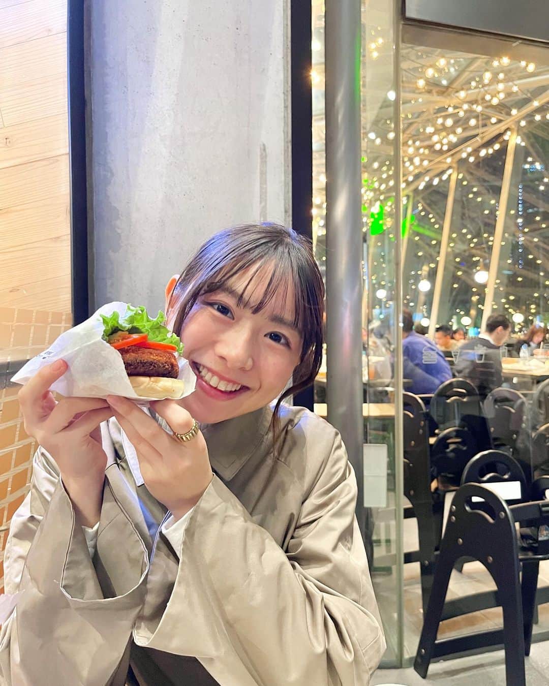 鈴木泉帆のインスタグラム：「てきとうにハンバーガー頼んだら 椎茸バーガーだった🍄 想像以上に食べごたえあって美味しかった！ ・ ・ ついに髪結べる長さまで伸びました！！ 伸ばそうと思っても夏になると鬱陶しくて切っちゃうけど、 今年こそ伸ばしたいからみんな応援してね📣  #shakeshack  #ボブ #ミディアムボブ　#jepang」