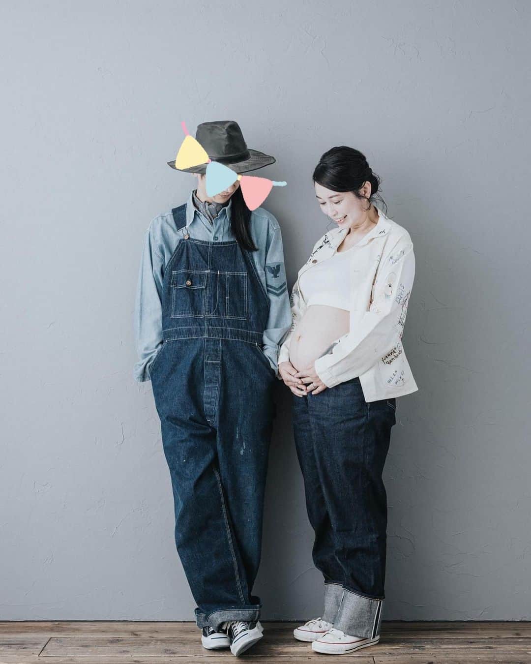 美甘子のインスタグラム：「妊娠期の記録④ 【マタニティフォト🤰①】  大きくなるお腹の写真を残しておきたくて、代々木にある @holidaysphotoservice さんで、夫婦でマタニティフォトを撮影していただきました。なんとなくマタニティフォトというと、頭に花冠のせてチュールスカートの写真が思い浮かぶのですが、私はそうではないのがいいなぁ…と思っていたので、ビンデージ古着好きの夫からメモリアルジャケットを借りまして、デニムスタイルとドレスワンピース（こちらは写真館でレンタルできます！）で撮影しました。 素敵な思い出に残る写真を撮っていただけて大満足です☺️  普通は妊娠7ヶ月〜9ヶ月頃のお腹の大きさで撮影するのですが、双子なので大きくなるのが早く、私は妊娠5ヶ月で撮影しました☺️  #マタニティフォト #holidaysphotoservice  #vintage #メモリアルジャケット #ヘラクレスオーバーオール #memorialjacket #herculesoveralls  #herculesoverall」