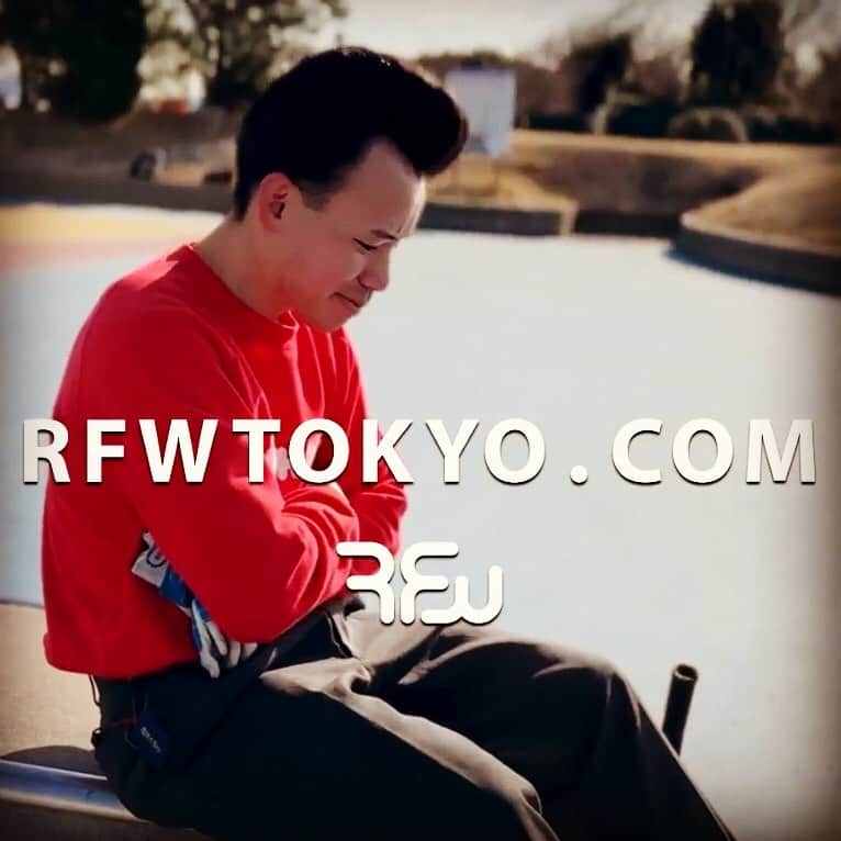 アールエフダブリューのインスタグラム：「「WALKING IN RHYTHM」をテーマにRFWの素敵な仲間たちに普段の生活や仕事の中でRFWをコーディネートしてもらいました。  第4回目はレペゼン横須賀BMXとMTBを二刀流の如く乗りこなすフリースタイルライダーのYamato君 @yamato8010mtb に登場していただきました🔥🔥🔥  若干24歳という若さながら趣味の昭和レトロが高じてリーゼントヘアで普段の練習や本番のパフォーマンスをしてます😎  Yamato君の愛用のシューズはSANDWICH。  アッパーの羽根が2枚重なることによってペダルの踏み込み時にストレスなく踏み込めることと、ソールがワッフル形状のおかげでペダルのピンが食い込み滑りにくいとのことです👍  是非皆様もお試しください。  彼の最高のパフォーマンスやマニアックな趣味が垣間見えるインスタも是非フォローをお願いします🤲  これから月に2回ほど更新していきますので、ぜひご覧ください。  またこれを機にRFW YouTubeチャンネル登録もどうぞよろしくお願いいたします🙏  WALKING IN RHYTHM Vol.4  https://youtu.be/ZqUGaolma4Y  リンクはプロフィールにあります  BMX & MTB Freestyle Rider Yamato (ヤマト)  Instagram https://www.instagram.com/yamato8010mtb/  YouTube youtu.be/r0eSxdGKXmc  Brand : RFW Model : SANDWICH-LO PET Color : BLACK Link : https://www.rhythmtokyo.com/view/item/000000001533?category_page_id=ct7  Music by Dominic Dawson https://soundcloud.com/djd  Directed by Hideo Kobayashi (Wanders) http://wanders.jp  Produced by RHYTHM Inc. https://www.rfwtokyo.com  #rpm #rfwtokyo #rfw #rhythmfootwear #sneaker #sneakers #kicks #instashoes #ootd  #boots #socks #靴屋 #靴 #スニーカー #代々木公園 #代々木八幡 #youtube #bike #bicycle #自転車 #bmx #mtb #rider #横須賀 #リーゼント  #ヨコスカブギ  #昭和レトロ #mikihouse」