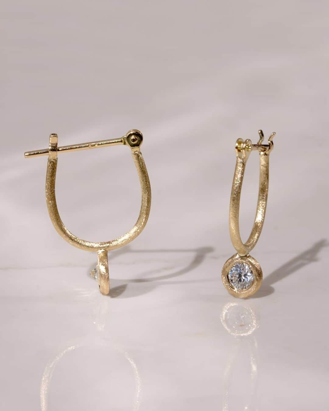 muskaさんのインスタグラム写真 - (muskaInstagram)「満月をイメージしたダイヤモンドピアスは、ミニマルなデザインが魅力です。VS1クラリティのダイヤモンドが耳元で輝きます。   These sophisticated diamond earrings, inspired by the image of a full moon, have a minimalist design. VS1 clarity diamonds sparkle on your ear.  #muskajewelry #the6thnight #goldanddiamonds #diamondearrings #showmeyourrings #18kgoldjewelry #delicatejewelry #simplejewelry #minimalearrings #ダイヤモンドピアス #ゴールドピアス #デザイン #ダイヤモンドジュエリー #k18ピアス」4月11日 21時24分 - muska_jewelry