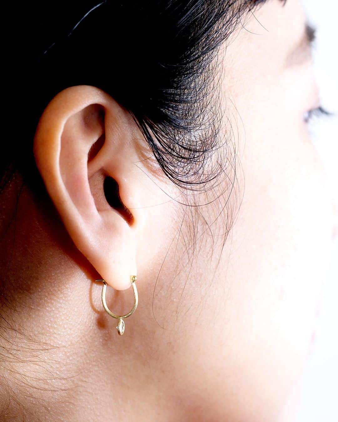 muskaさんのインスタグラム写真 - (muskaInstagram)「満月をイメージしたダイヤモンドピアスは、ミニマルなデザインが魅力です。VS1クラリティのダイヤモンドが耳元で輝きます。   These sophisticated diamond earrings, inspired by the image of a full moon, have a minimalist design. VS1 clarity diamonds sparkle on your ear.  #muskajewelry #the6thnight #goldanddiamonds #diamondearrings #showmeyourrings #18kgoldjewelry #delicatejewelry #simplejewelry #minimalearrings #ダイヤモンドピアス #ゴールドピアス #デザイン #ダイヤモンドジュエリー #k18ピアス」4月11日 21時24分 - muska_jewelry