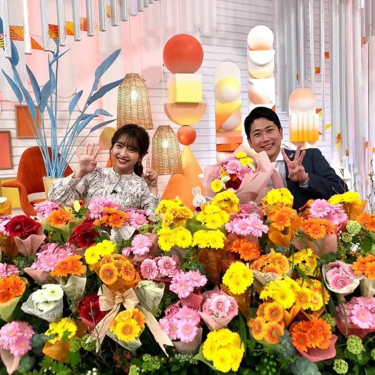 フジテレビ「めざましテレビ」さんのインスタグラム写真 - (フジテレビ「めざましテレビ」Instagram)「． まりのです😊 40周年を迎えた東京ディズニーリゾートの取材に行ってきました🥰 思わずはしゃいでしまい、スタジオで生田アナに突っ込まれてしまいました😅  そして、お花コーナーで紹介したのは「ガーベラ」🌸 明るく華やかで、見ているだけで元気をもらえます💪  #めざましテレビ #藤本万梨乃」4月11日 21時17分 - mezamashi.tv