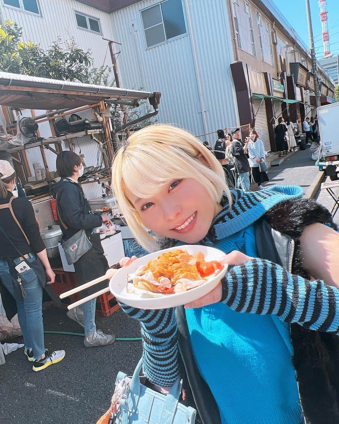 塚田綾佳のインスタグラム：「築地でぽん散歩~~~🐟  まぐろのみやこさんの 海鮮焼き食べたぁ~~~🦪🦐🐟  うに、ホタテ、エビがいっぱい乗ってた- ̗̀ ( ˶'ᵕ'˶) ̖́-  かなり海の味がした🤣🤣🌊  ー #ぽん散歩 #築地 #築地グルメ #築地食べ歩き #海鮮焼き #まぐろのみやこ  #彼女とデートなうに使っていいよ #SNSレンタル彼女 #SNS用レンタル彼女 #金髪ショート #あやぽんコーデ」