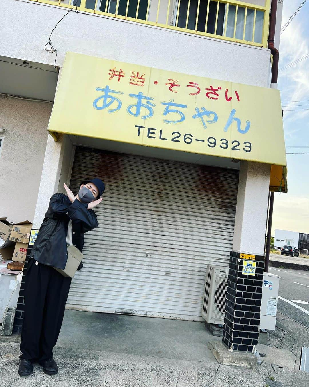 atagiのインスタグラム：「学生時代お世話になりまくったお弁当屋さんあおちゃんは夕方になると閉まっておりました。南無。 ここの唐揚げ丼はプラチナム美味いです。」