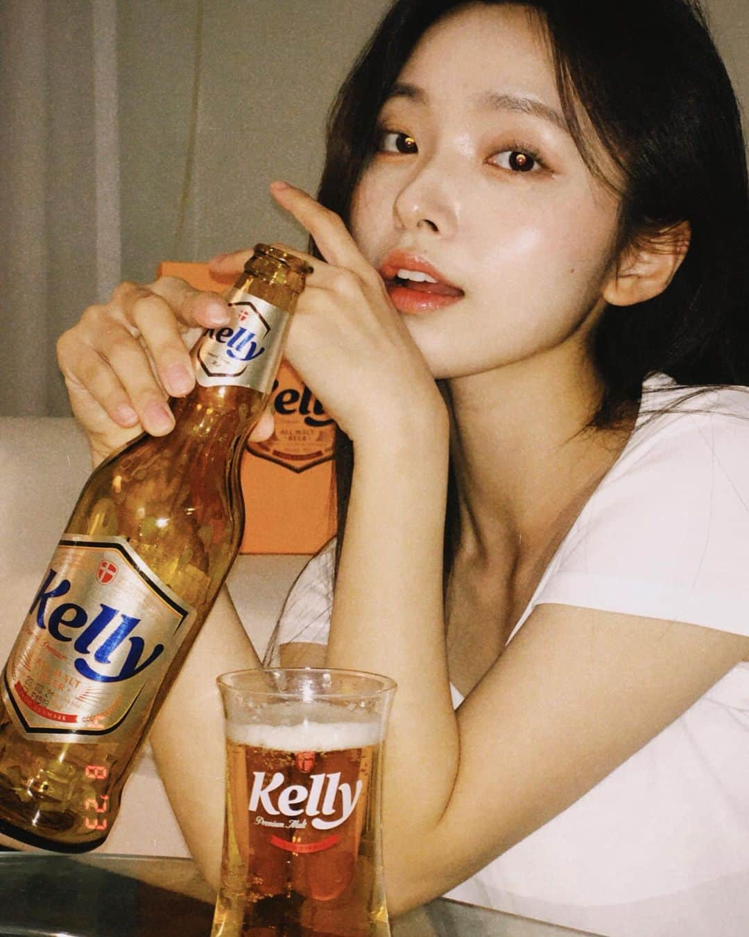 キム・ナヒさんのインスタグラム写真 - (キム・ナヒInstagram)「#광고 오랜만에 맥주 파티🍻 간만에 너무 맛있는 맥주 찾아서 홈파티 했잖아요? 입으로 닿을 땐 부드럽고 목으로 넘어갈 땐 탄산감을 느낄 수 있는 반전 라거 켈리와 함께 보냈던 지난 주말!  평일 피로가 싹 씻어내려 갔다는😎🍻🖤 황금빛 앰버(Amber) 컬러와 장인이 정성껏 깎아낸 듯한 시그니처 캐릭터 라인의 병이 파티용으로도 손색없죠?   이번주 주말도 맥주 파티 고 🍻✨  #켈리 #KELLY #라거의반전 #손석구맥주」4月11日 21時24分 - knhs2