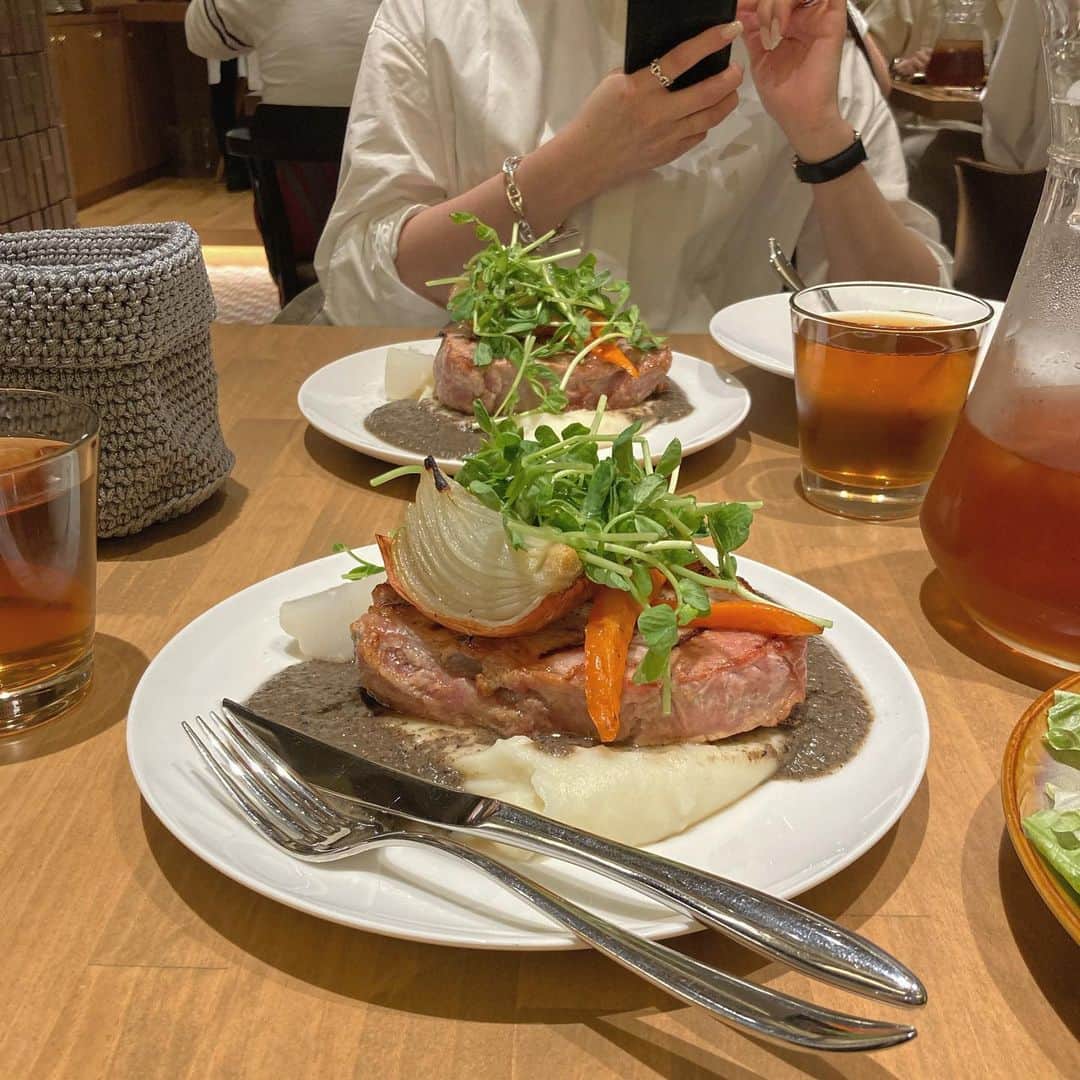 HARUKA / Niigata / TV directorのインスタグラム：「2023.04.11  こんな分厚い豚肉 食べたことあったかな？  東京の ど真ん中で 平日ランチ1,300円😳  サラダかスープも付くし 飲み物はデフォルトでアイスティー  このお店だけ 開店直後から行列だった  浜松町の人気店が ミッドタウン八重洲に移転してきたんだって  ここはまた絶対行く  #AuxDelicesdeDodine#東京ミッドタウン八重洲#東京駅」