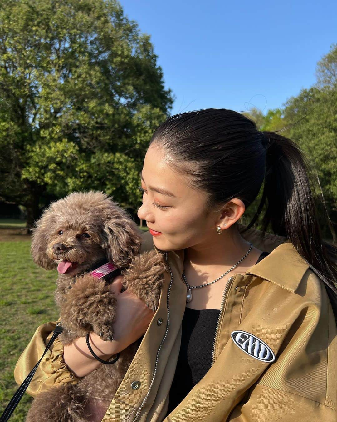 水戸由菜さんのインスタグラム写真 - (水戸由菜Instagram)「・ 久々アロちゃんとお散歩してきた🐾‪  ほんとに最近あったかくていいね〜  tops: @emoda_official  inner: @emoda_official  denim: @aclent_official」4月11日 21時19分 - yuna_3047