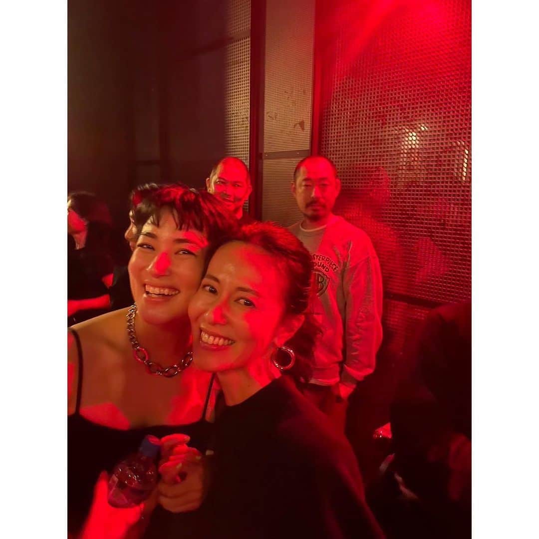 桃生亜希子のインスタグラム：「昨日は訓市くんの50才の誕生日会　🔥 　 　面白そうなミュージシャンやDJが集まり みんなでパーティー🎉するってことで、久しぶりに典子と夜の渋谷へ繰り出したよ。笑  　訓市くんに初めて会ったのは、18くらいの時。 　 　今思うと私にとって、物凄い沢山の出会いがあった激動の時代だった。  全力で遊んだな〜。笑  　コロナ明けで月曜日なのにパーティーは物凄い人！ 　渋谷の街自体も、なんだか盛り上がっていてびっくりした。 　 　久々にあんな大勢の人をみたよ。w 　 　懐かしいみんなや若い人達が溢れかえり、みんなで踊って笑って、楽しかった！ 　 　訓市くん、いつも楽しませてくれて、ありがとう！ 　 　そしていつもそれを支える友達や来てくれている人達、最高なみんながいるからパーティーになる。✨ 　 　音楽のジャンルも国も世代も超えた愛を感じたよ。❤️‍🔥 　 　Happy Birthday @kunichi_nomura ㊗️🙌  #楽しむことだ🌹#lifeisajourney #travelingwithoutmoving #birthdayparty #happybirthday」
