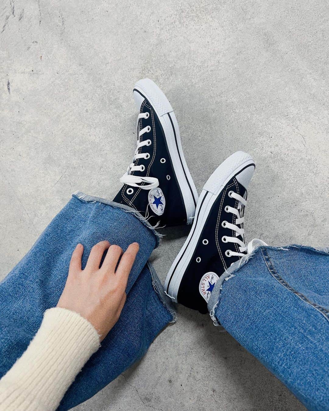 のインスタグラム：「たぶん10代目くらいの #コンバース 🖤」