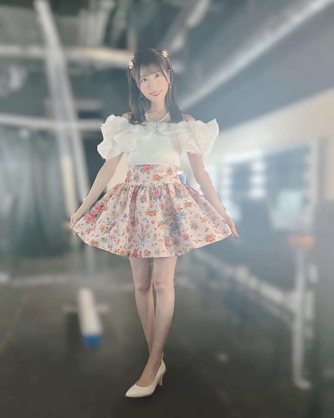 小桃音まいのインスタグラム：「🎂  14周年イベント トーク編の衣装です🌸  今回も宇佐美さんにスタイリングしてもらいました🐰  肩のボリュームとスカートの広がりがとってもかわいくて、、 体の小さい私でもバランスよく見える ステージ映えする衣装でした❤︎  めっちゃお気に入りです🙈🤍」