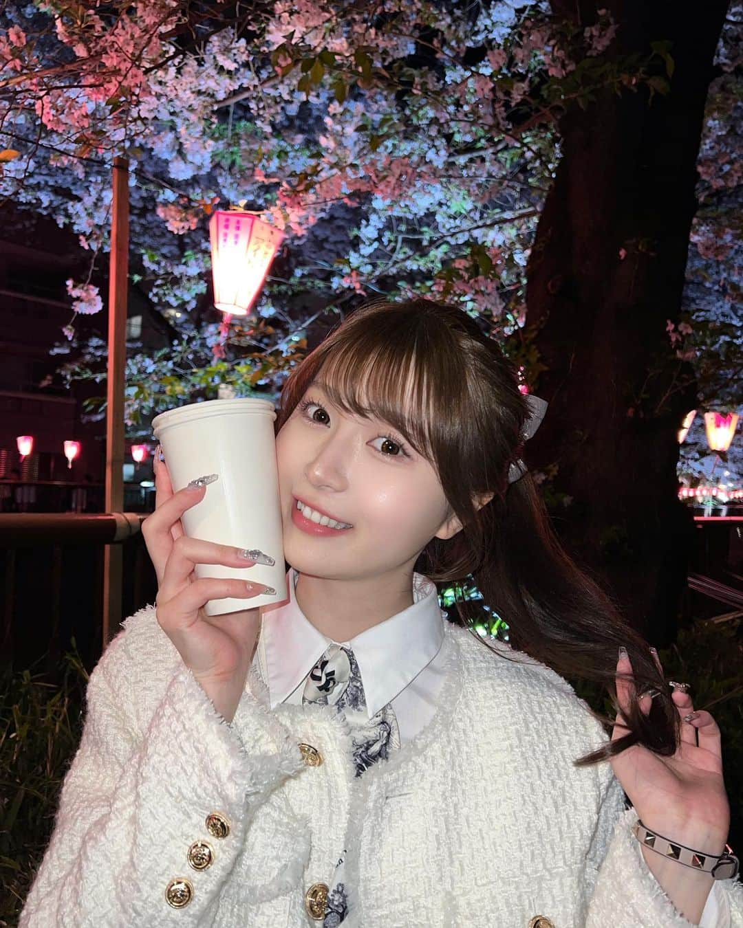 こよちゃんさんのインスタグラム写真 - (こよちゃんInstagram)「夜桜も綺麗だった🌸 ・ ・ この大きなコップの中身は熱燗🍶 温まりました😚 TikTokもそろぼちあげます🌸🫧 ・ ・ #目黒川の桜 #目黒川桜まつり #目黒川 #お花見 #お花見スポット #夜桜 #夜桜ライトアップ #ライトアップ #日本酒女子 #お花見コーデ #お花見デート #デートスポット #デートスポット東京 #お出かけスポット #東京観光」4月11日 21時25分 - koyomatsu5