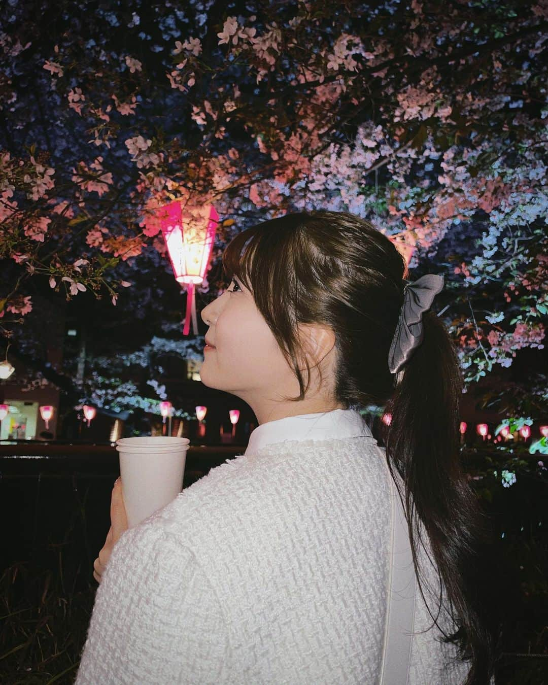 こよちゃんさんのインスタグラム写真 - (こよちゃんInstagram)「夜桜も綺麗だった🌸 ・ ・ この大きなコップの中身は熱燗🍶 温まりました😚 TikTokもそろぼちあげます🌸🫧 ・ ・ #目黒川の桜 #目黒川桜まつり #目黒川 #お花見 #お花見スポット #夜桜 #夜桜ライトアップ #ライトアップ #日本酒女子 #お花見コーデ #お花見デート #デートスポット #デートスポット東京 #お出かけスポット #東京観光」4月11日 21時25分 - koyomatsu5