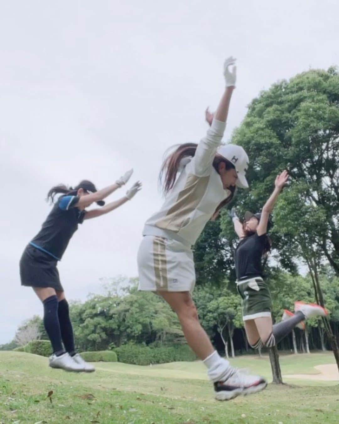 ImotoEtsuyo さんのインスタグラム写真 - (ImotoEtsuyo Instagram)「#こんばんは  ・ 強風の中でのゴルフ この日東京は雨だったようですが こちらのゴルフ場は晴れ☀️ ・ しかし…風が強くて、強くて。 ・ 飛ばされました💦 ・ ・ #golf  #golfswing  #ゴルフ #ゴルフ女子  #ゴルフ好きな人と繋がりたい」4月11日 21時25分 - bisuhada