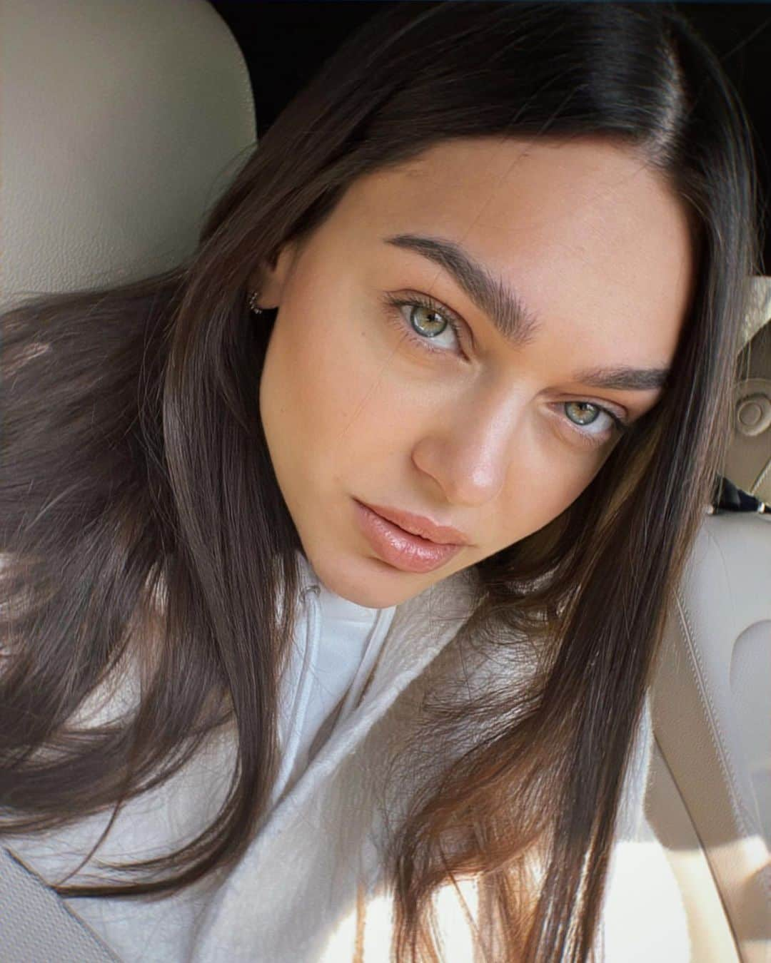 Zhenya Katavaのインスタグラム：「Зеленоглазое не такси 💚.  Раньше я просто любила водить машину, а сейчас Очень люблю водить машину… потому что теперь «это время посвященное мне 😸»」