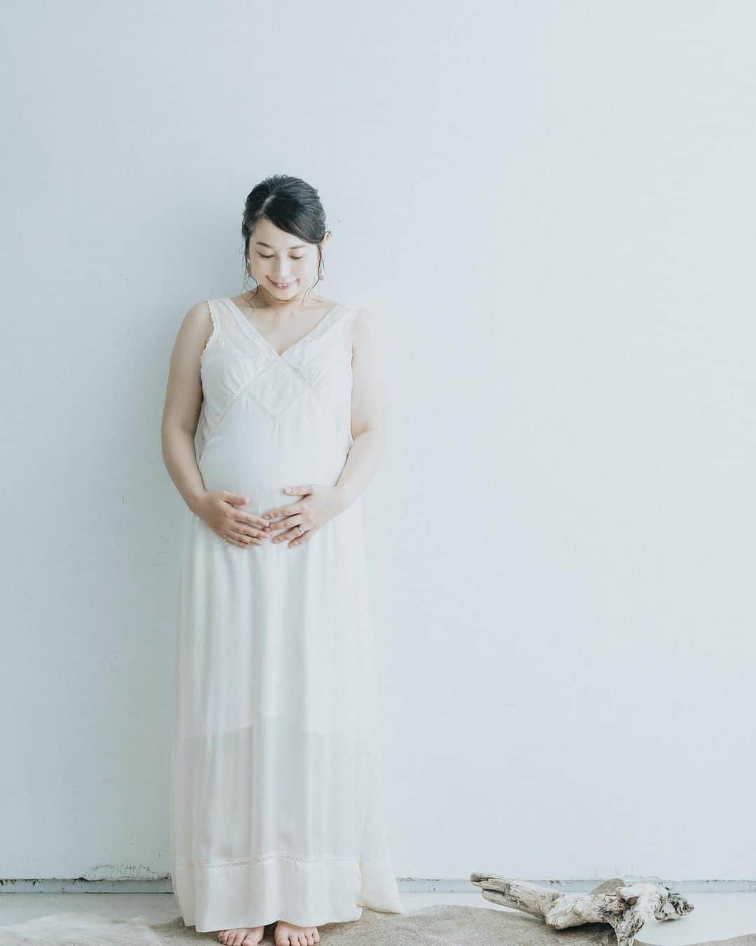 美甘子さんのインスタグラム写真 - (美甘子Instagram)「妊娠期の記録⑤ 【マタニティフォト🤰2】 @holidaysphotoservice さんで撮影していただいたマタニティフォト2。ドレスワンピースがレンタルできるのですが、色んな色や素材のものの中から、この白い（アイボリーに近い）素敵なドレスワンピースにしました。 普段、二の腕が太いため…ノースリーブを着ることはないのですが、このドレスのデザインが綺麗だったので、思い切って二の腕出しをしました😂でもそれも思い出になるので良かったなと思います。 ご夫婦で営まれている素敵なスタジオで色んなパターンで撮影していただき、ありがたかったです☺️ #holidaysphotoservice  #マタニティフォト」4月11日 21時30分 - rekish_mikako