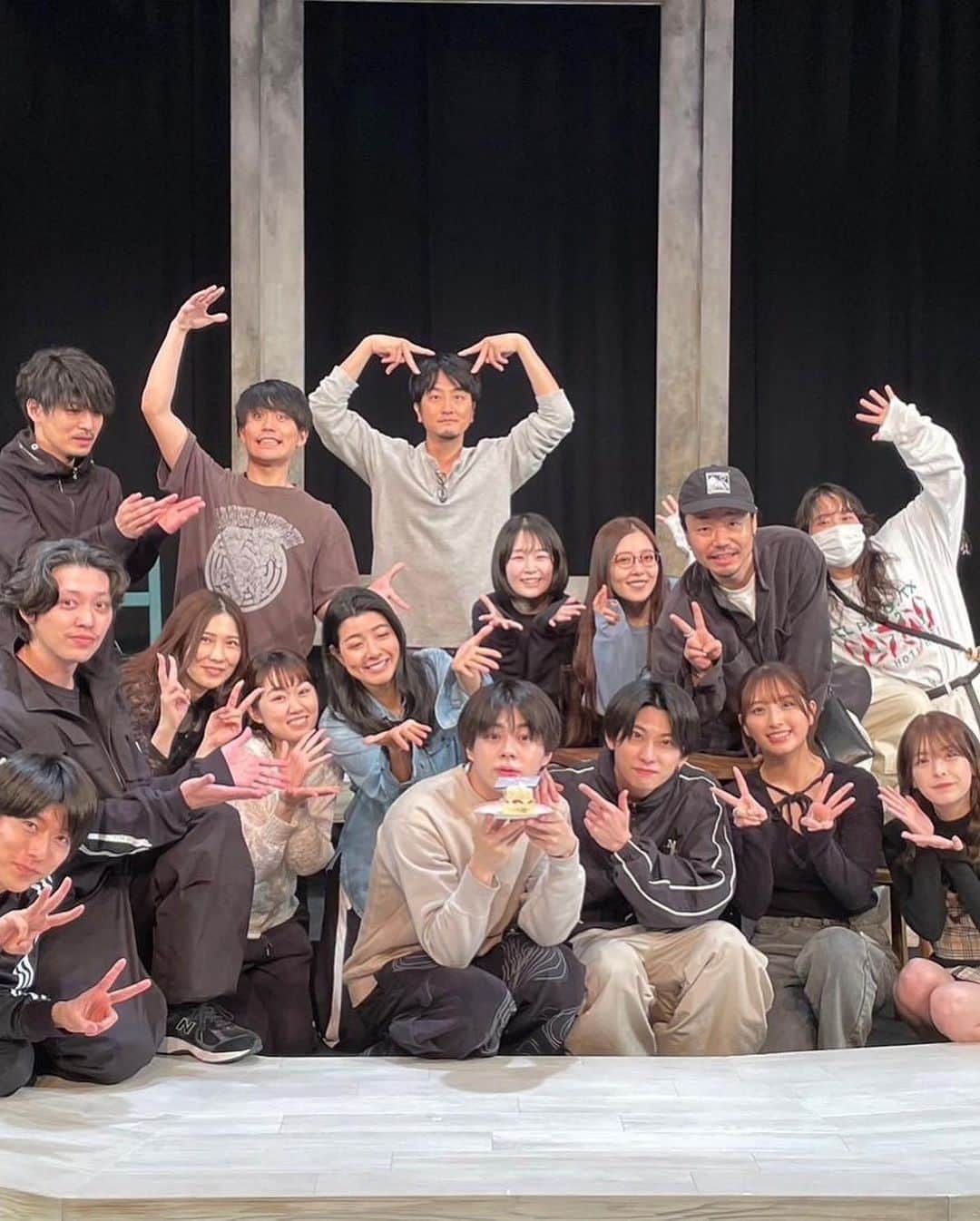 宇佐卓真さんのインスタグラム写真 - (宇佐卓真Instagram)「宇佐です。 23歳になりました。  10代の頃、先輩方に「20超えたらマジ一瞬だよ」と言われてきましたが今まさにそれを実感してます。  4.11 本日は舞台の公演日だったのですが、劇場でカンパニーの皆様がお祝いしてくれました。 あまり祝われ慣れていないのでぎごちない反応だったかもしれませんが、ちゃんとめちゃくちゃ嬉しかったです。  歳を重ねるにつれて、得るもの失うもの、学ぶ事。色々な経験も一緒に重なって成長、変化はしていきますが、  これからも宇佐は相も変わらず宇佐です。  23歳の僕も応援のほどよろしくお願いいたします。  今年は人見知り直すぞー！！！！ （絶対無理！！！！！！）」4月11日 21時30分 - usa_takuma