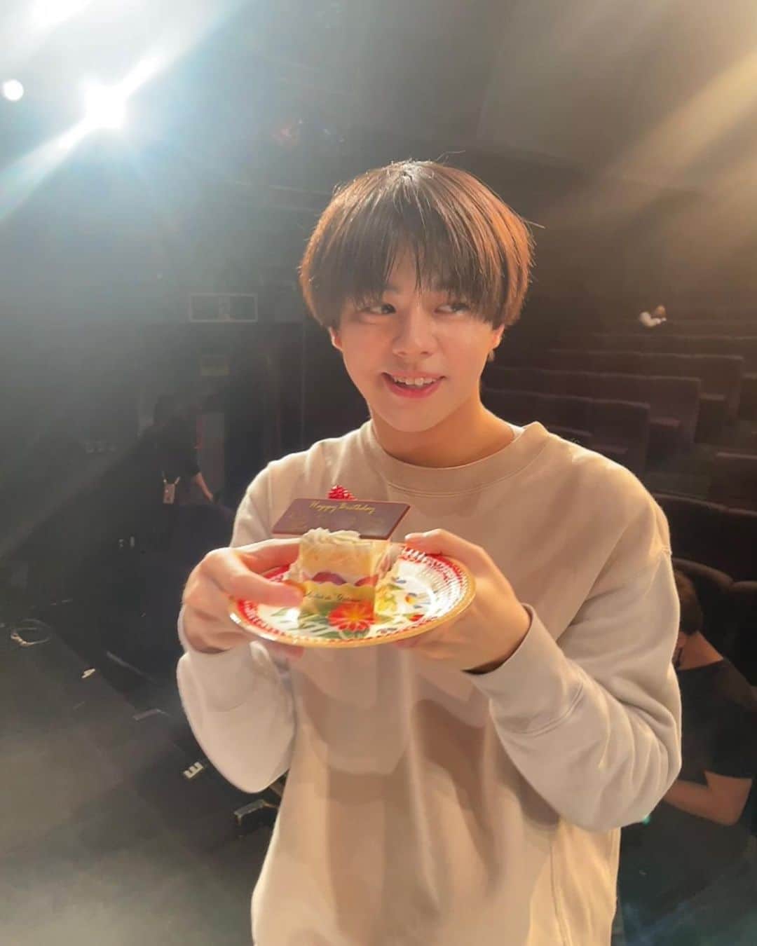 宇佐卓真のインスタグラム：「宇佐です。 23歳になりました。  10代の頃、先輩方に「20超えたらマジ一瞬だよ」と言われてきましたが今まさにそれを実感してます。  4.11 本日は舞台の公演日だったのですが、劇場でカンパニーの皆様がお祝いしてくれました。 あまり祝われ慣れていないのでぎごちない反応だったかもしれませんが、ちゃんとめちゃくちゃ嬉しかったです。  歳を重ねるにつれて、得るもの失うもの、学ぶ事。色々な経験も一緒に重なって成長、変化はしていきますが、  これからも宇佐は相も変わらず宇佐です。  23歳の僕も応援のほどよろしくお願いいたします。  今年は人見知り直すぞー！！！！ （絶対無理！！！！！！）」