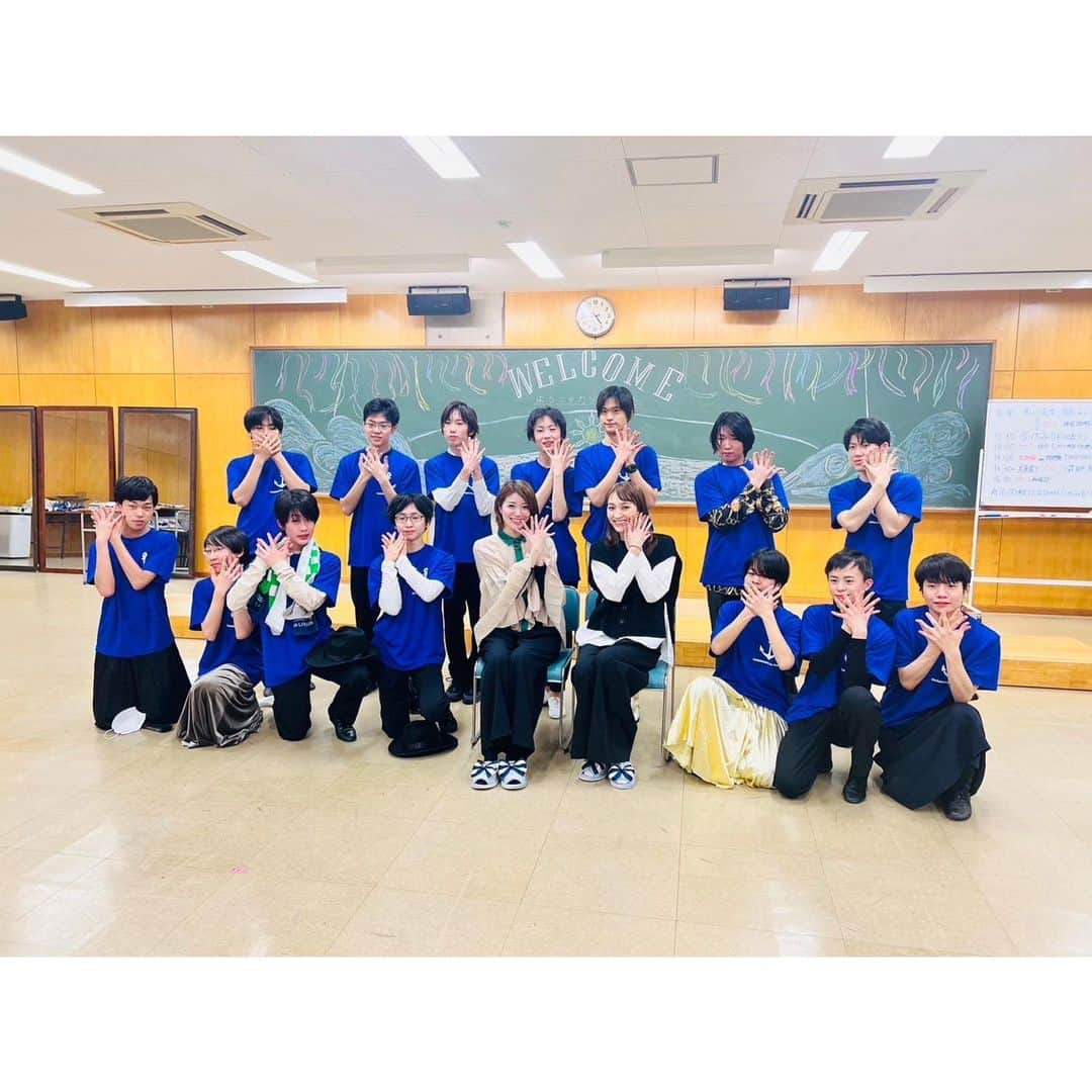 綾凰華のインスタグラム：「.  先日#東海中学校 #東海高等学校  #カヅラカタ歌劇団 さんのお稽古場に 望さん（#望海風斗 さん）とお伺いさせて頂きました😊  懐かしの…SUPER VOYAGER‼︎⚓️♡ そうこの歌詞、この振り、このナンバー！😆✨と 終始わくわく！！😍 一観客として皆さんのパフォーマンスを観させて頂きながら 色っんなことを思い出しました。  学校到着から至る所でお心遣いを頂き カヅラカタ歌劇団の皆さま 本当にありがとうございました🙇‍♀️✨✨ 歌も踊りも、衣装も舞台機構のなにもかもを 皆さまの力で創り上げていく姿に 沢山のパワーを頂きました！ こんな貴重な機会をご一緒させて頂きました 望さん、本当にありがとうございます！🥲 何かご指導を！と言って頂いたあと 望さんが温かい&熱いアドバイスをされている時 私まで「はいっ」と言ってしまいました🤣  全力で向き合うこと 仲間がいること 支えて下さる方がいること 全てが皆さまの青春の輝く1ページになりますように🌸 4月30日の本番、微力ながら応援させて頂いております🥹✨  本当にありがとうございました✨  #SUPERVOYAGER #希望の海 今日は望さん、ffffffffの皆さまのご卒業2周年おめでとうございます😊  #花の道の満開の桜を添えて🌸 #トニーのやつがしくじってた 🥹 #名古屋の銀次発見　‼︎（笑） #綾凰華」