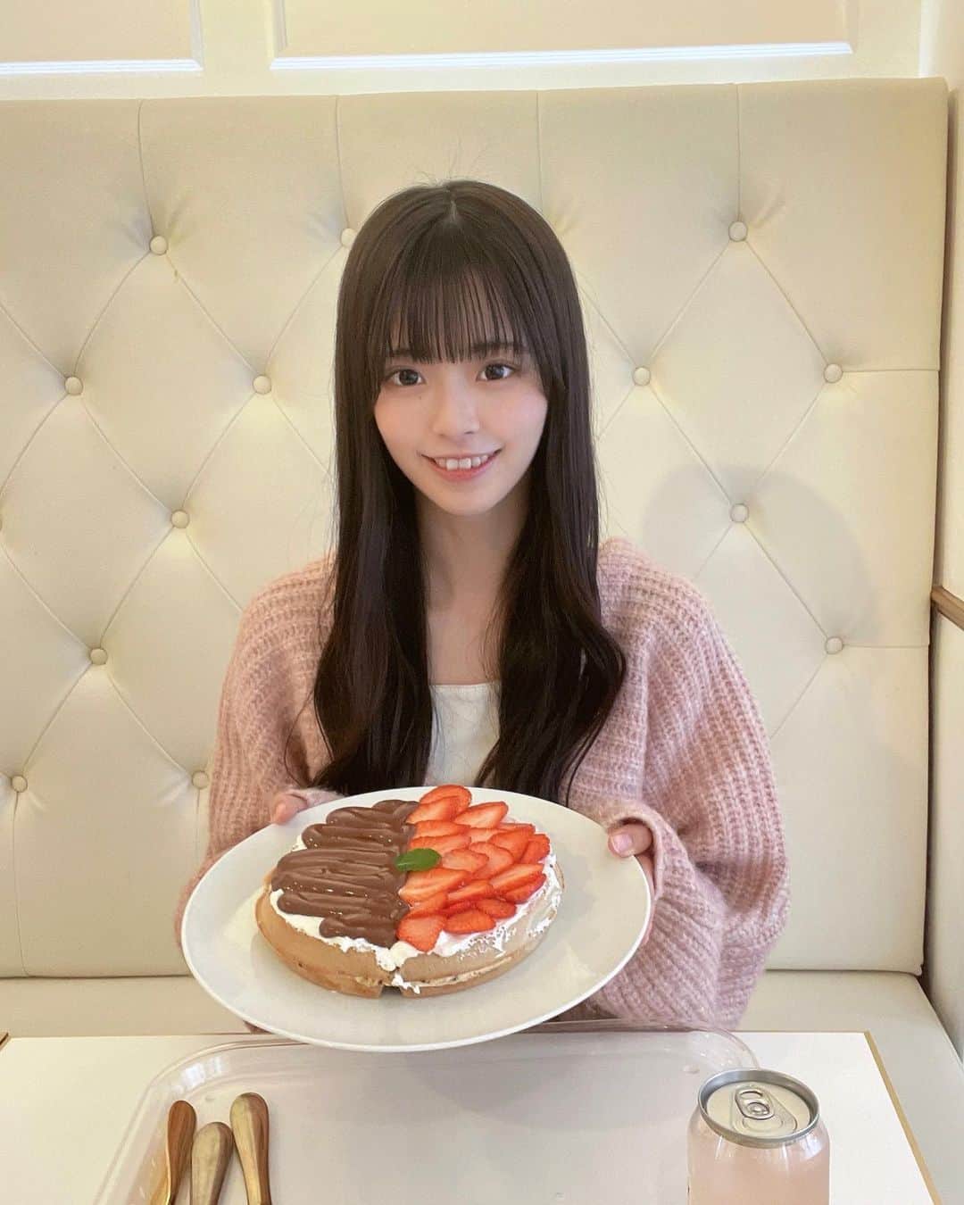 桜田彩叶のインスタグラム：「いちごチョコのワッフル食べた 🧇♡ 店内もワッフルもオシャレで可愛い 🤍   #韓国カフェ  #道頓堀カフェ  #大阪カフェ  #大阪観光  #ワッフル  #wafflekhan  #niceclaup  #pink #春服コーデ  #春服」
