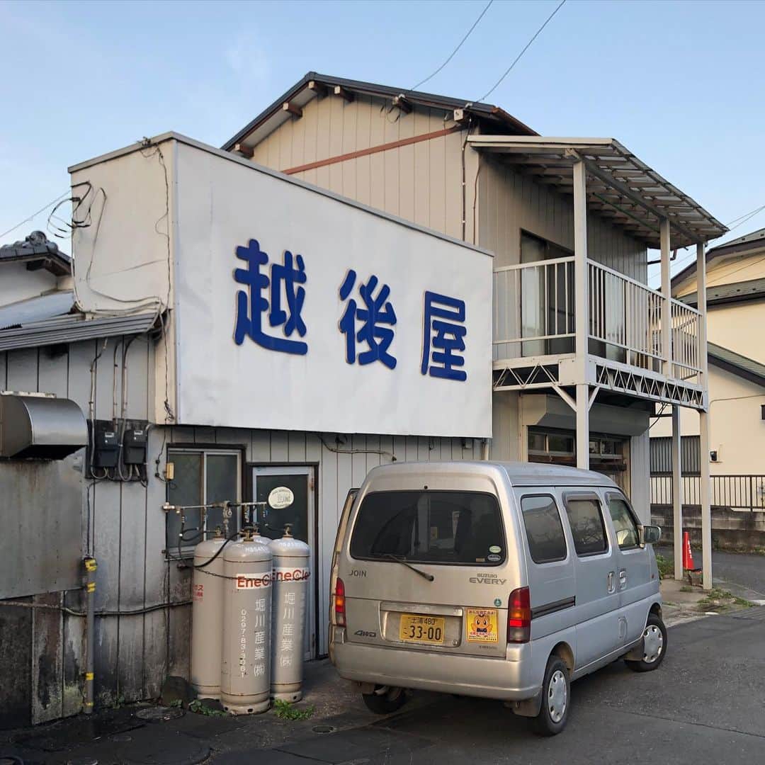 金剛地武志のインスタグラム：「今夜は取手泊。17時半頃地元のよさげな店探して行ったら、先客既に出来上がってました。レバステとカレーチャーハン。最高でした。」