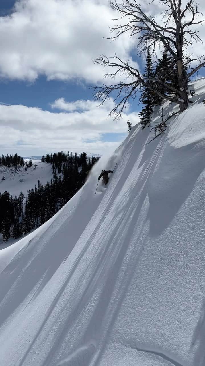 のインスタグラム：「Sliding down snow is fun…  Finding some late season goodness - steep pasted faces and endless silky couliors this last week.  Thanks for the tours and the 🎥’s @jimmyhartman   @fordbronco @bakertillyus @thenorthface @yeti」