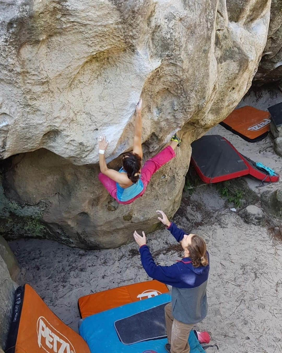 小林由佳さんのインスタグラム写真 - (小林由佳Instagram)「ちゃぷたー　@chapterclimbing   昔一緒にブローで登ったイケメンスポッターが 実はまさかのチャプターマンになっててTシャツくれた♡¨̮  #潔いどガバすぎるどガバつけちゃうとこ嫌いじゃない #トップアウトからのフェードアウトがクセ #ボルダー久々すぎてポンコツ #XLだけどTシャツ可愛ちい #ちょっと憂鬱なときでもちょろっと登り始めたら自然と笑ってるんだからクライミングってすごいよね🙂」4月11日 21時36分 - yuca_tan