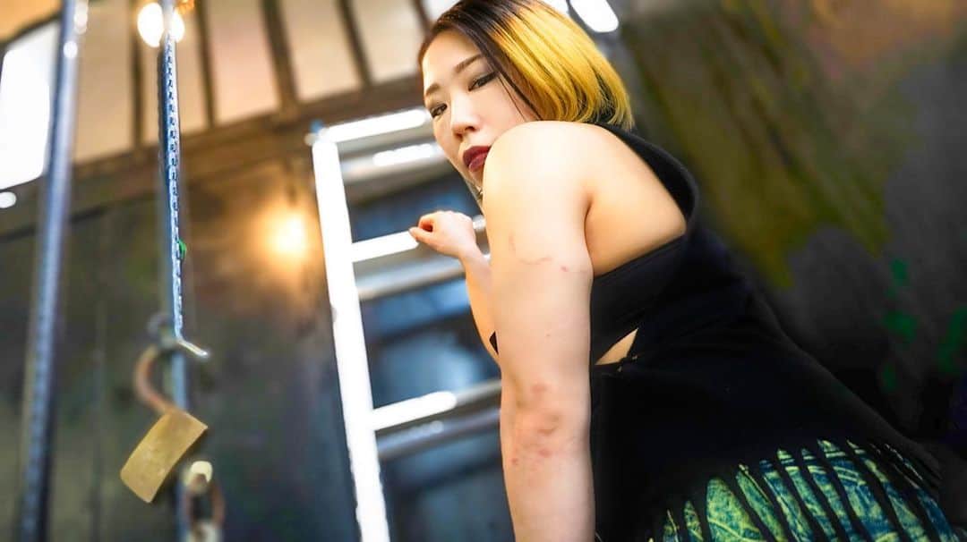 のインスタグラム：「あなたを元気にしてくれる人、音楽、道、時間を選びましょう👅♥︎👅♥︎  #仙女  #sendaigirlspro #女子プロレス #プロレス  #SENJO #dashchisako」