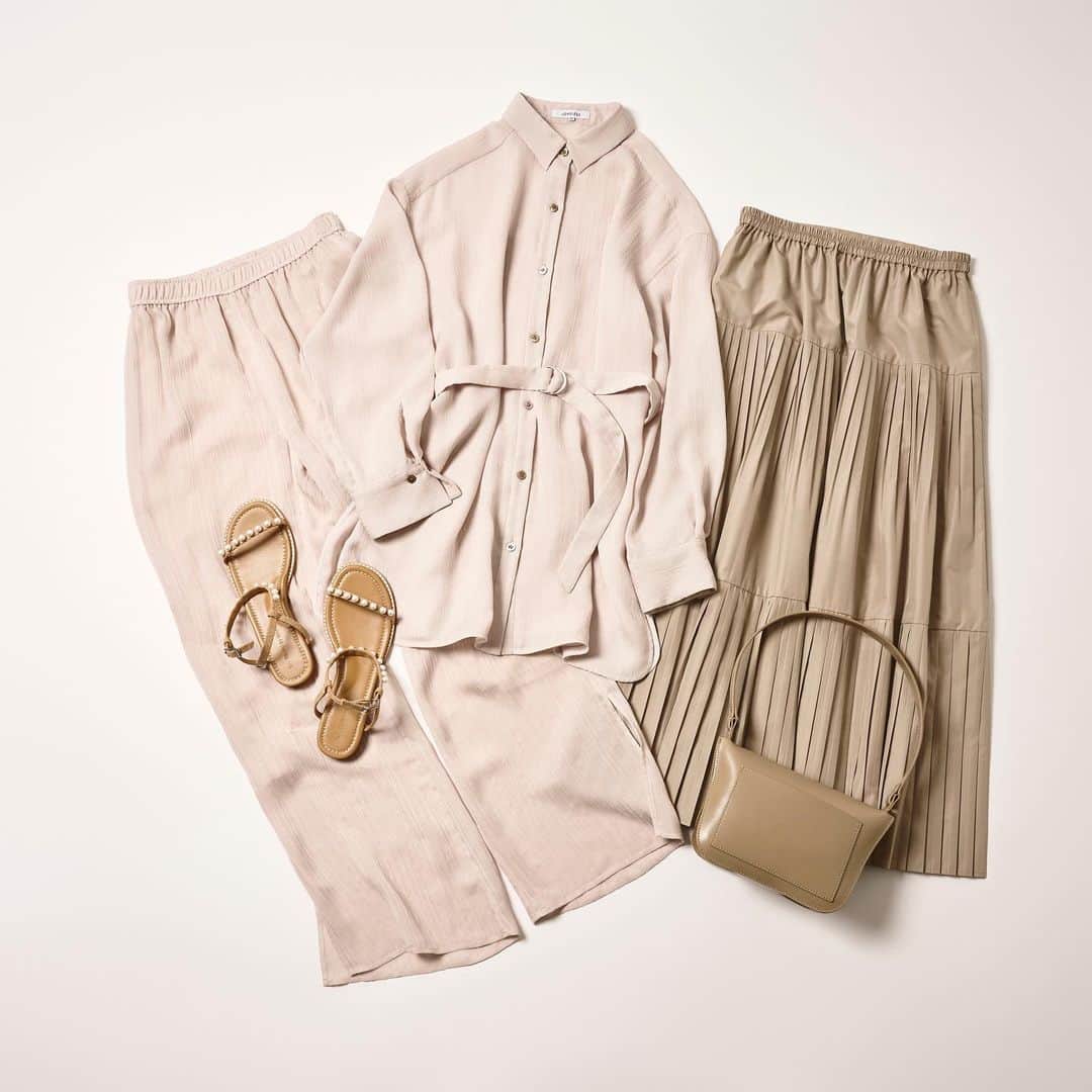 LOVELESS/GUILD PRIME 公式アカウントのインスタグラム：「【Focus on color】  本格的に春の暖かさを感じ始めたら、スタイリングに鮮度をもたらすスパイスとして、春のムードを携えたカラーアイテムがおすすめ。  画像をタップで商品をご覧頂けます。」