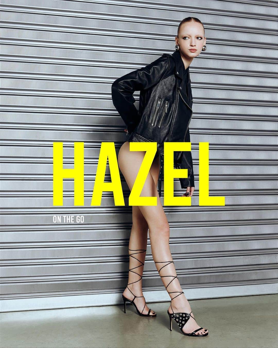 Arezzoのインスタグラム：「A coleção #ArezzoHazel chegou traduzindo tendências! A sandália metalizada com amarração e tachas vai protagonizar seus melhores looks! 🔥  Ref.A1266300280001/ R$459,90」