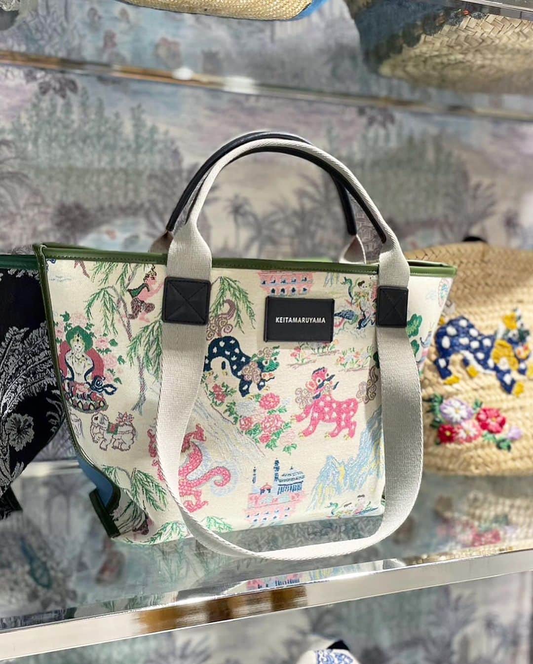 丸山敬太さんのインスタグラム写真 - (丸山敬太Instagram)「. .  ✔️ Shangri-La Gobelin Tote Bag ✔️Chinese Circus Tote Bag  ¥29,700 (intax)  PCや書類がたっぷり入る、便利なトートバッグに新作が登場🐼！📓💻 雑貨でも大人気の、シャングリラ柄とチャイニーズサーカス柄です♩  ー 📞 お問合せ先 🛒　ー  【丸山邸 MAISON de MARUYAMA 】 〒107-0062 東京都港区南⻘山4-25-10 TEL: 03- 3406-1935 MAIL:info@store-keitamaruyama.com  【 KEITAMARUYAMA 阪急うめだ本店 】 〒530-8350 大阪府大阪市北区角田町8番7号 TEL: 06-6361-1381  【MAISON de MARUYAMA 神戸別邸 】 〒651-8511 神戸市中央区小野柄通8-1-8 🏬　　神戸阪急　新館3F （神戸国際会館側上りエスカレーターの目の前です） TEL：078-200-7317（直通）  #keitamaruyama #ケイタマルヤマ  #丸山邸 #阪急うめだ本店 #神戸阪急  #2023年春夏 #island #2023ss  #新作 #トートバッグ #お仕事バッグ #pcバッグ」4月11日 21時39分 - keitamaruyama_official