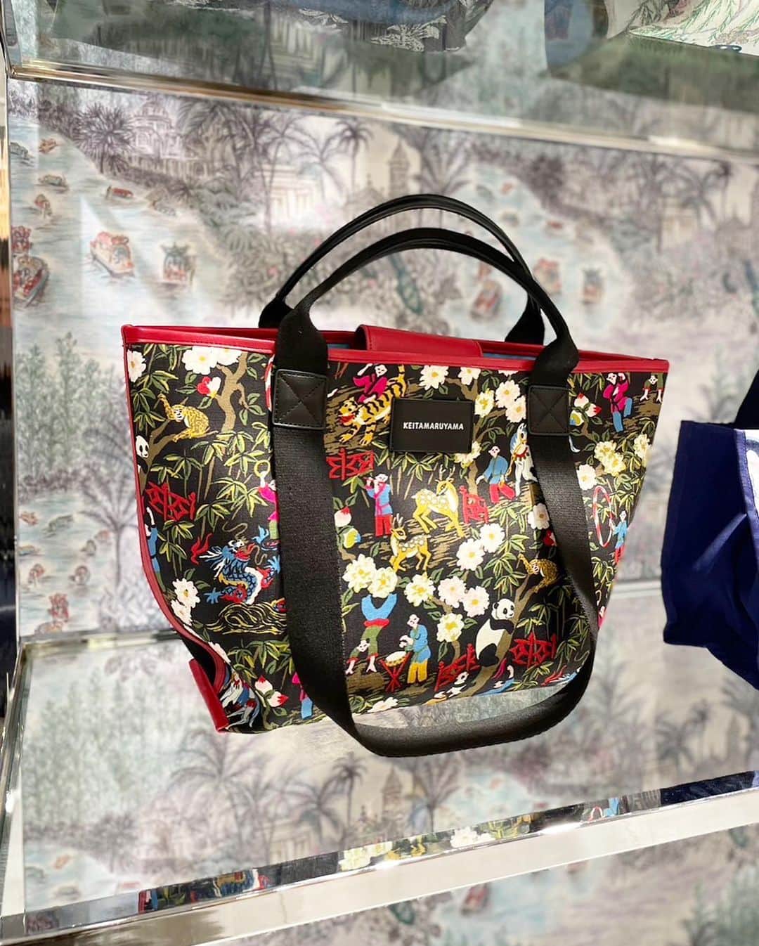 丸山敬太さんのインスタグラム写真 - (丸山敬太Instagram)「. .  ✔️ Shangri-La Gobelin Tote Bag ✔️Chinese Circus Tote Bag  ¥29,700 (intax)  PCや書類がたっぷり入る、便利なトートバッグに新作が登場🐼！📓💻 雑貨でも大人気の、シャングリラ柄とチャイニーズサーカス柄です♩  ー 📞 お問合せ先 🛒　ー  【丸山邸 MAISON de MARUYAMA 】 〒107-0062 東京都港区南⻘山4-25-10 TEL: 03- 3406-1935 MAIL:info@store-keitamaruyama.com  【 KEITAMARUYAMA 阪急うめだ本店 】 〒530-8350 大阪府大阪市北区角田町8番7号 TEL: 06-6361-1381  【MAISON de MARUYAMA 神戸別邸 】 〒651-8511 神戸市中央区小野柄通8-1-8 🏬　　神戸阪急　新館3F （神戸国際会館側上りエスカレーターの目の前です） TEL：078-200-7317（直通）  #keitamaruyama #ケイタマルヤマ  #丸山邸 #阪急うめだ本店 #神戸阪急  #2023年春夏 #island #2023ss  #新作 #トートバッグ #お仕事バッグ #pcバッグ」4月11日 21時39分 - keitamaruyama_official