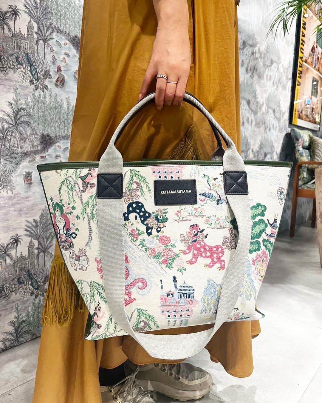 丸山敬太さんのインスタグラム写真 - (丸山敬太Instagram)「. .  ✔️ Shangri-La Gobelin Tote Bag ✔️Chinese Circus Tote Bag  ¥29,700 (intax)  PCや書類がたっぷり入る、便利なトートバッグに新作が登場🐼！📓💻 雑貨でも大人気の、シャングリラ柄とチャイニーズサーカス柄です♩  ー 📞 お問合せ先 🛒　ー  【丸山邸 MAISON de MARUYAMA 】 〒107-0062 東京都港区南⻘山4-25-10 TEL: 03- 3406-1935 MAIL:info@store-keitamaruyama.com  【 KEITAMARUYAMA 阪急うめだ本店 】 〒530-8350 大阪府大阪市北区角田町8番7号 TEL: 06-6361-1381  【MAISON de MARUYAMA 神戸別邸 】 〒651-8511 神戸市中央区小野柄通8-1-8 🏬　　神戸阪急　新館3F （神戸国際会館側上りエスカレーターの目の前です） TEL：078-200-7317（直通）  #keitamaruyama #ケイタマルヤマ  #丸山邸 #阪急うめだ本店 #神戸阪急  #2023年春夏 #island #2023ss  #新作 #トートバッグ #お仕事バッグ #pcバッグ」4月11日 21時39分 - keitamaruyama_official