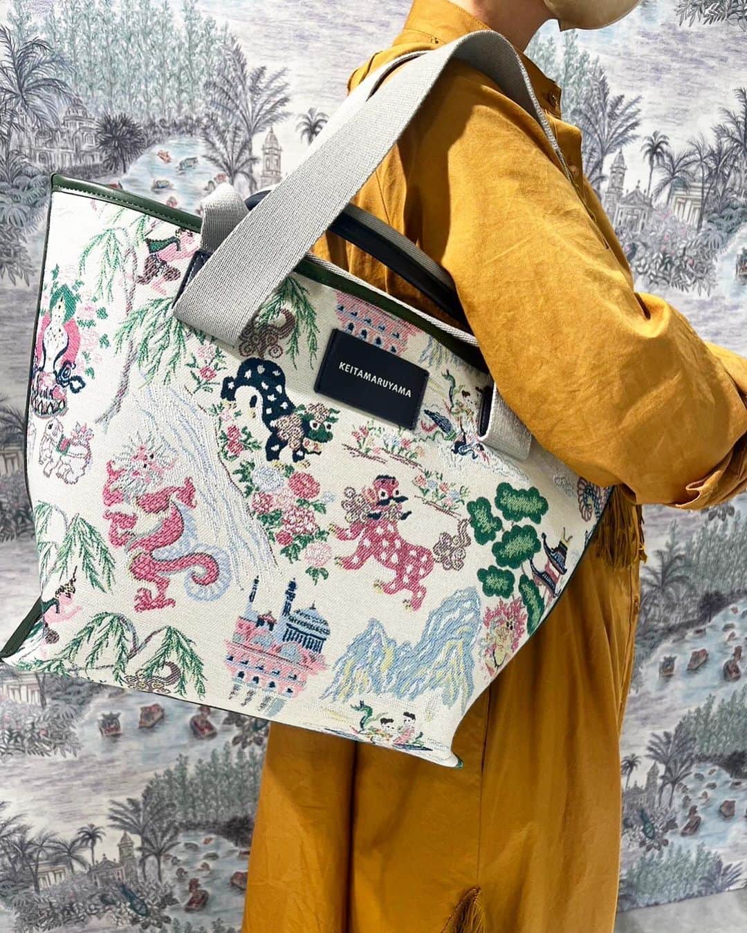 丸山敬太さんのインスタグラム写真 - (丸山敬太Instagram)「. .  ✔️ Shangri-La Gobelin Tote Bag ✔️Chinese Circus Tote Bag  ¥29,700 (intax)  PCや書類がたっぷり入る、便利なトートバッグに新作が登場🐼！📓💻 雑貨でも大人気の、シャングリラ柄とチャイニーズサーカス柄です♩  ー 📞 お問合せ先 🛒　ー  【丸山邸 MAISON de MARUYAMA 】 〒107-0062 東京都港区南⻘山4-25-10 TEL: 03- 3406-1935 MAIL:info@store-keitamaruyama.com  【 KEITAMARUYAMA 阪急うめだ本店 】 〒530-8350 大阪府大阪市北区角田町8番7号 TEL: 06-6361-1381  【MAISON de MARUYAMA 神戸別邸 】 〒651-8511 神戸市中央区小野柄通8-1-8 🏬　　神戸阪急　新館3F （神戸国際会館側上りエスカレーターの目の前です） TEL：078-200-7317（直通）  #keitamaruyama #ケイタマルヤマ  #丸山邸 #阪急うめだ本店 #神戸阪急  #2023年春夏 #island #2023ss  #新作 #トートバッグ #お仕事バッグ #pcバッグ」4月11日 21時39分 - keitamaruyama_official