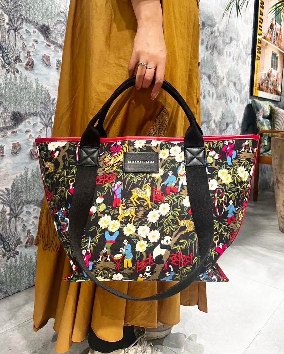 丸山敬太さんのインスタグラム写真 - (丸山敬太Instagram)「. .  ✔️ Shangri-La Gobelin Tote Bag ✔️Chinese Circus Tote Bag  ¥29,700 (intax)  PCや書類がたっぷり入る、便利なトートバッグに新作が登場🐼！📓💻 雑貨でも大人気の、シャングリラ柄とチャイニーズサーカス柄です♩  ー 📞 お問合せ先 🛒　ー  【丸山邸 MAISON de MARUYAMA 】 〒107-0062 東京都港区南⻘山4-25-10 TEL: 03- 3406-1935 MAIL:info@store-keitamaruyama.com  【 KEITAMARUYAMA 阪急うめだ本店 】 〒530-8350 大阪府大阪市北区角田町8番7号 TEL: 06-6361-1381  【MAISON de MARUYAMA 神戸別邸 】 〒651-8511 神戸市中央区小野柄通8-1-8 🏬　　神戸阪急　新館3F （神戸国際会館側上りエスカレーターの目の前です） TEL：078-200-7317（直通）  #keitamaruyama #ケイタマルヤマ  #丸山邸 #阪急うめだ本店 #神戸阪急  #2023年春夏 #island #2023ss  #新作 #トートバッグ #お仕事バッグ #pcバッグ」4月11日 21時39分 - keitamaruyama_official