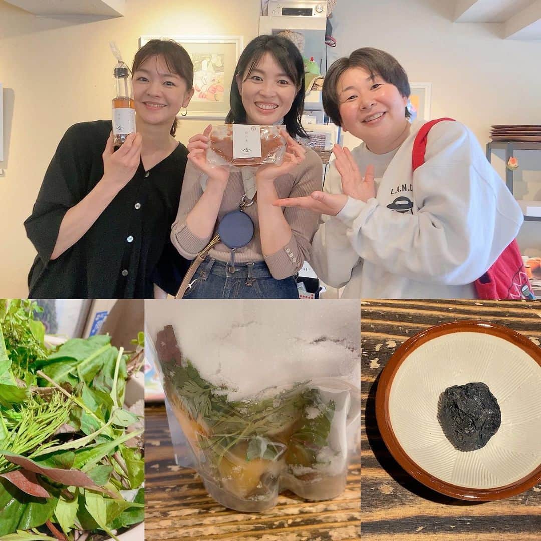 のインスタグラム：「先日参加させていただいた、てらがき農園さんのワークショップ。無農薬栽培の梅を育てている農園さんで、今回は梅の黒焼きと梅シロップを作りました。梅の黒焼きは、梅を焼くときの匂いや煙がかなり激しいそうで、実は簡単に作れるものではないのだとか。梅の黒焼きは、老廃物を排出したりウイルスの感染を防いだり、体温を上げたりする効果で知られ、まさにいのちの梅と言えますね。数日続けてみましたが、デトックス効果、かなり感じています。 野草入りの梅シロップは1ヶ月ほどで飲めるそうで楽しみ。夏バテ防止にも良さそうです。てらがき農園さんのWEBで、梅はもちろん、梅の黒焼きや5分で梅の浅漬けが作れる梅の床など色々購入できます。 @teragaki_farm ありがとうございました🍀 @natsukauegami お声掛けくださった夏花さん、そして大島さんありがとうございました。音叉の会メンバー♪  https://www.mukasiume.com #てらがき農園 #梅の黒焼き #梅シロップ #無農薬梅 #梅ワークショップ」