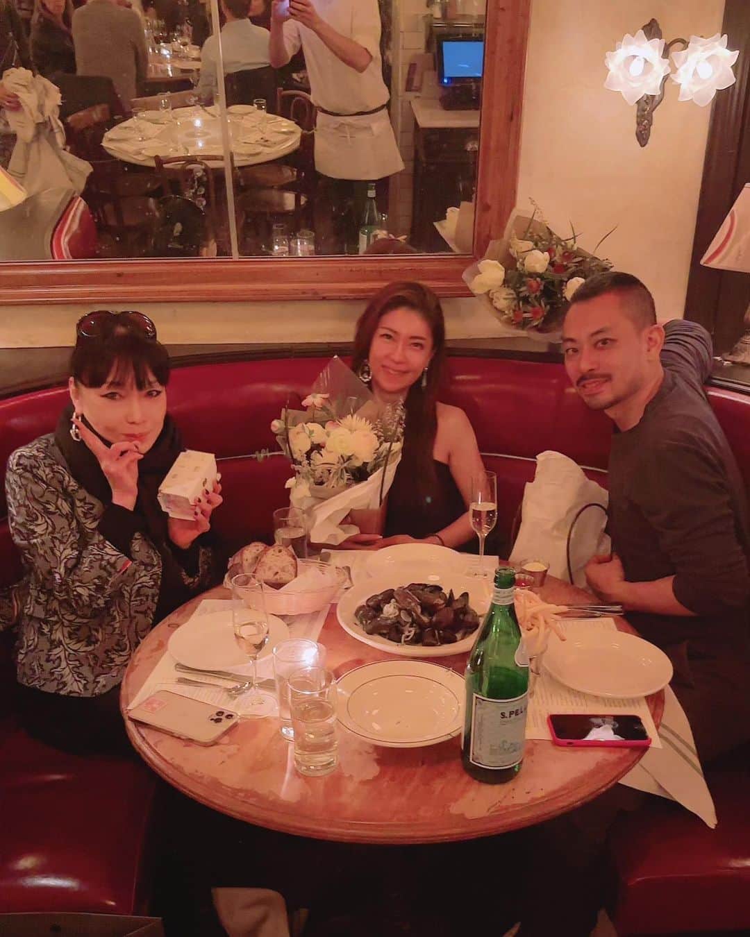 Taki Tanakaのインスタグラム：「#day1 in NY  1.昨日は夜に到着したのでホテルで荷物を整理してから、NY在住の @studio_ayako @hirohiro_8686 と遅めのディナーへ。 再びNYでこんな夜を過ごせるようになって、コロナが明けたことを実感。この日常に感謝して、仕事しっかりがんばるよー。  2.PASTISにて。久しぶりのミートバッキング、好き。  3.NYでも誕生日を祝ってもらう。4/12生まれのヒロヒロと4/1の私と。 ありがとうAyakoさん♡  4.今回ホテルは #thestandardhighline に滞在。リバーサイドをRQしておいたから美しい景色が楽しめる。  5.AyakoさんからのBDプレゼントの素敵なお花。花屋さんで自らが1本1本セレクトしてアレンジしてくれたそう。そして、ホテルから借りても合うのないかもだから、とフラワーベースまで買ってくれてた。さすがですw 旅先の部屋に花があるって本当に贅沢。#loveyoualways」
