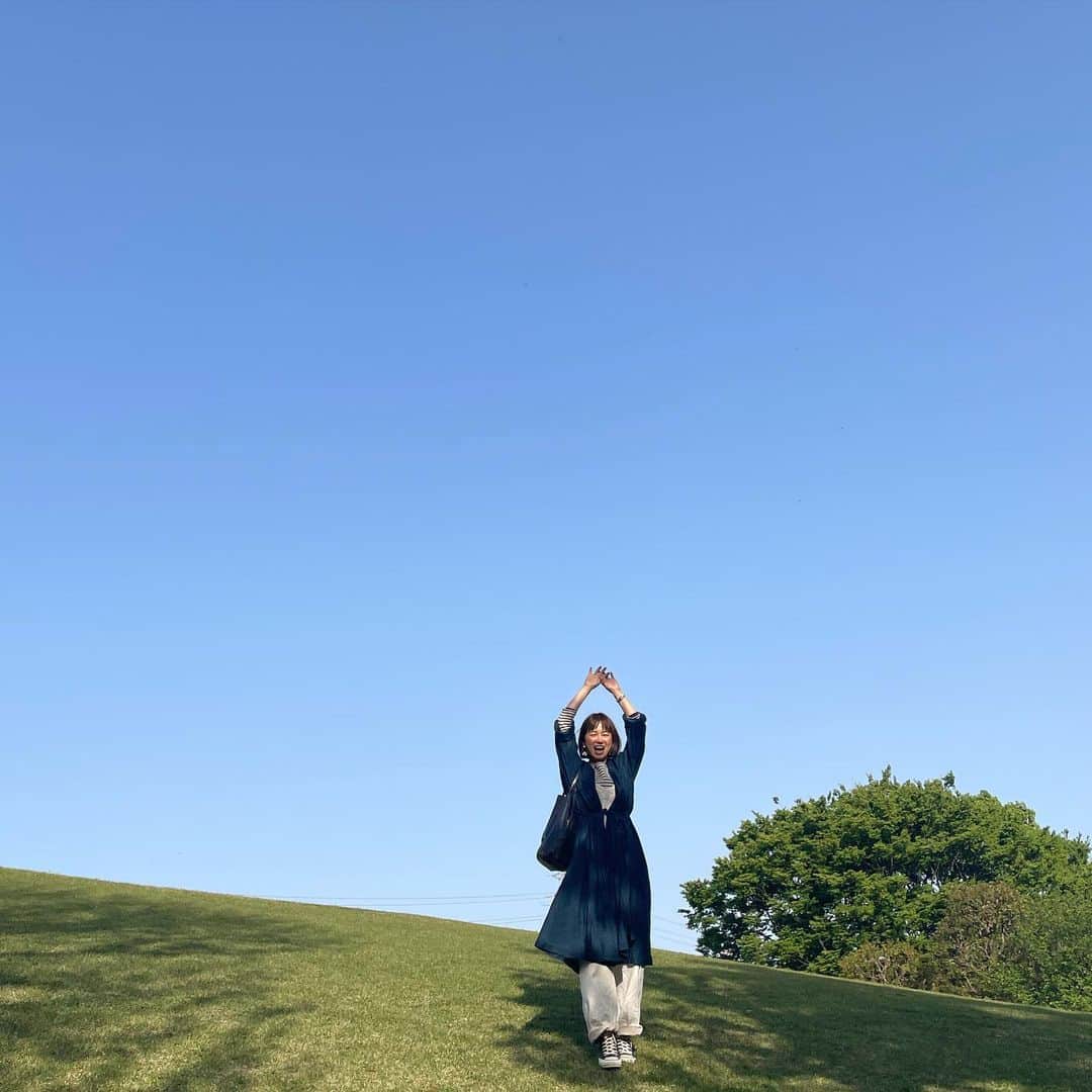 黄川田としえのインスタグラム：「久しぶりにゆっくり起きれると思ったのに、翌朝ごみ収集日で、 👩「あー、朝寝坊できないわ〜」と心の声を出してから寝てみたら、翌朝、いつも遅起きの大学生が起きてきたのでビックリ。 👩「どーした！？」  👦「あ、ごみ」  👩「え？それで起きてきてくれたの？」  👦「う、うん。寝起きのおっかーを地域の皆さんにさらすわけにいかないから」  え😂どういう意味？たしかにひどいけど。 優しいんだか、けなされてるんだか良くわからないけど、嬉しかった。 しかし、長い春休み、ただ一回だけだったけどね。早く起きてきたの。  そして春休み一回だけ久しぶりに2人でランチしてドライブして小さい頃よく行った場所を一緒に歩いて。 とボケたふたりだと何かと大変だけど、ずっと変わらず優しいライボーイが横にいるとなんか安心した〜。  #totto__life  #親子#tottorai #母と息子」