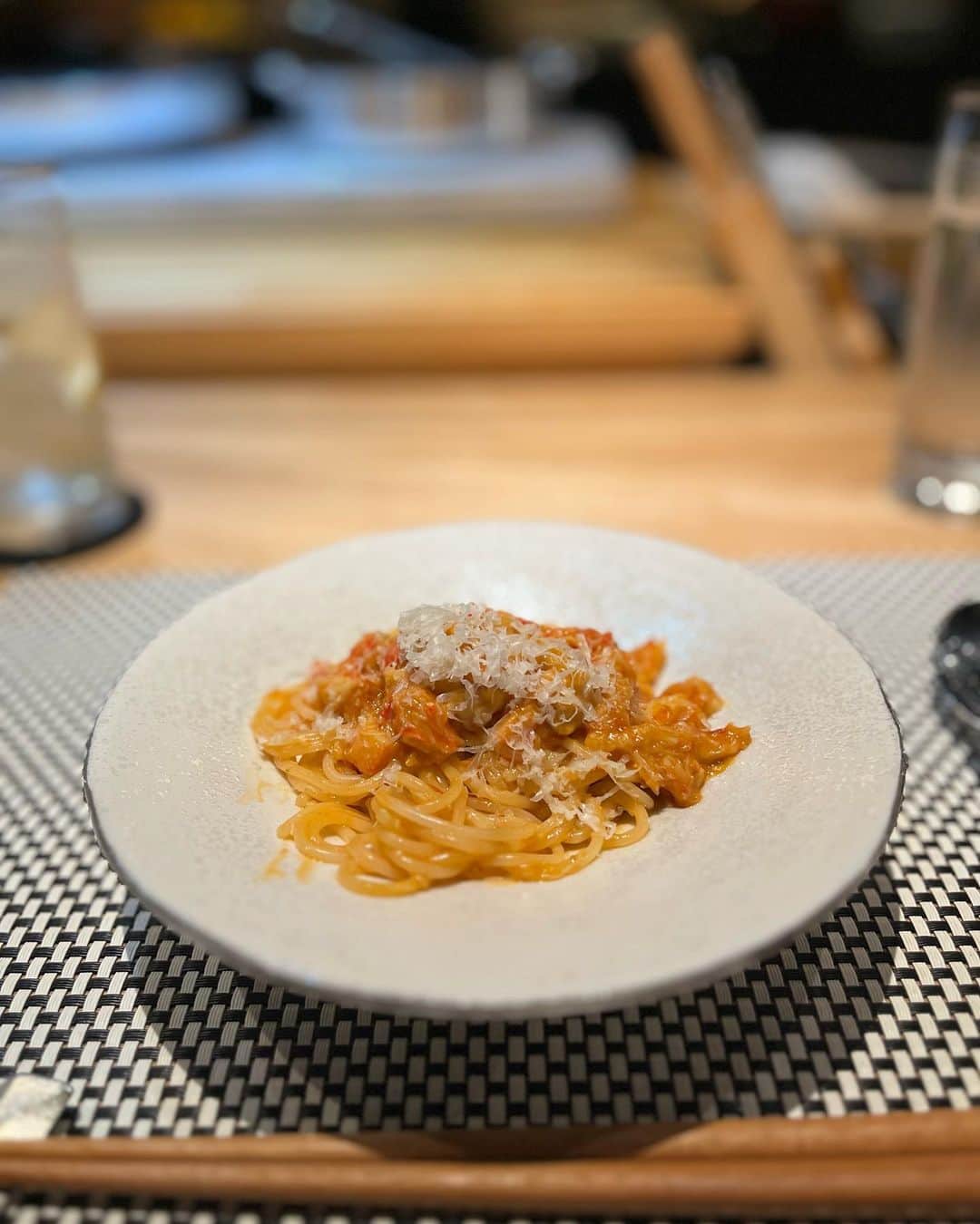 のインスタグラム：「安定に美味しすぎた N祇園35°さん🇪🇸🍣✨  蟹時期終わっちゃったけど 用意してくれたお客様シェフ様 ありがとうございます🥲 ご馳走様でした🙏  写真10枚しか貼れなくて悔しい🥹   #スマートで紳士なお客様 #n祇園35 ° #フュージョンコース #スペイン料理 #お鮨 #祇園 #祇園グルメ #京都グルメ」
